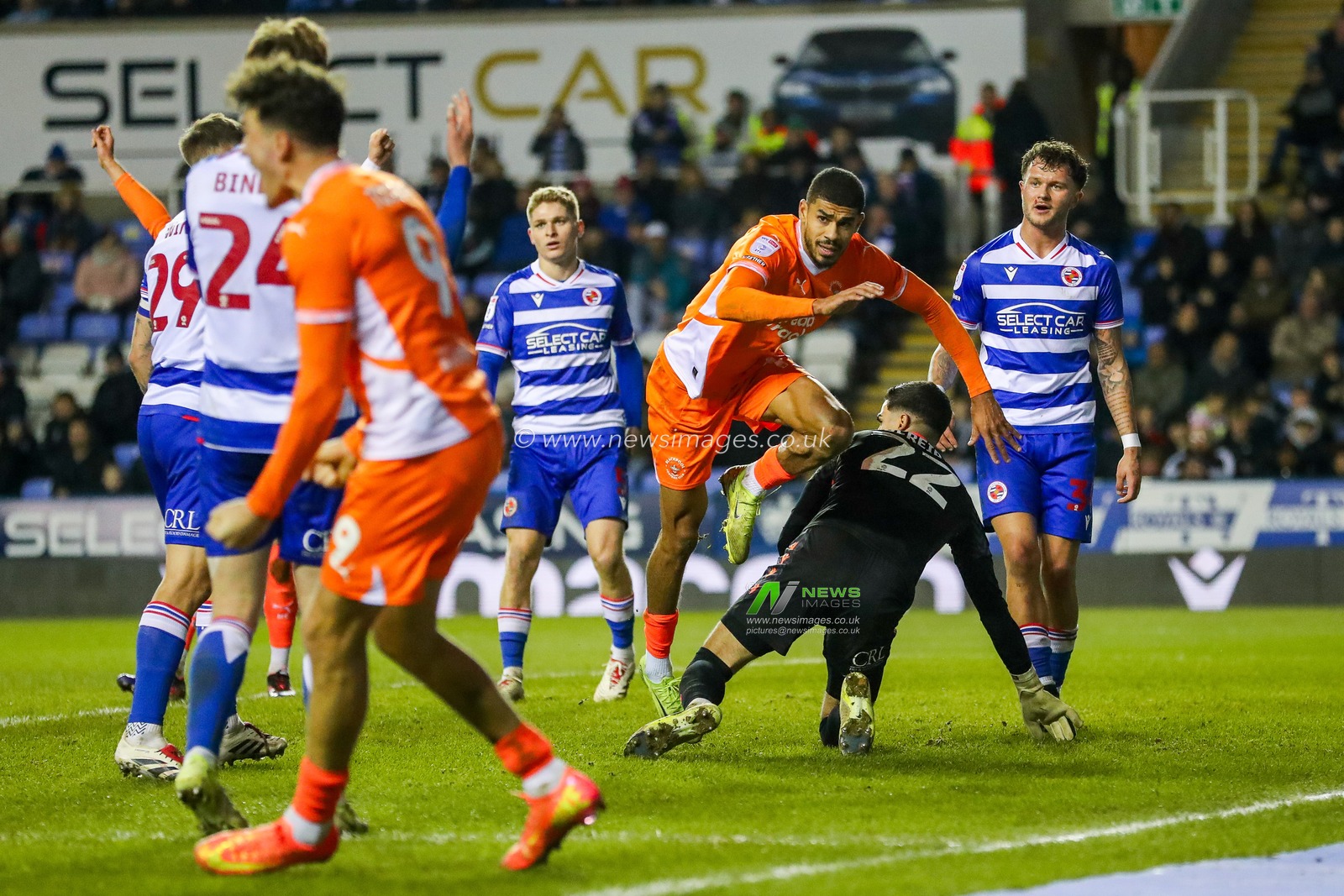Ashley Fletcher of Blackpool scores to make it 0-3 during the Sky Bet League 1 match Reading vs Blackpool at Select Car Leasing Stadium, Reading, United Kingdom, 14th December 2024

(Photo by Izzy Poles/News Images)