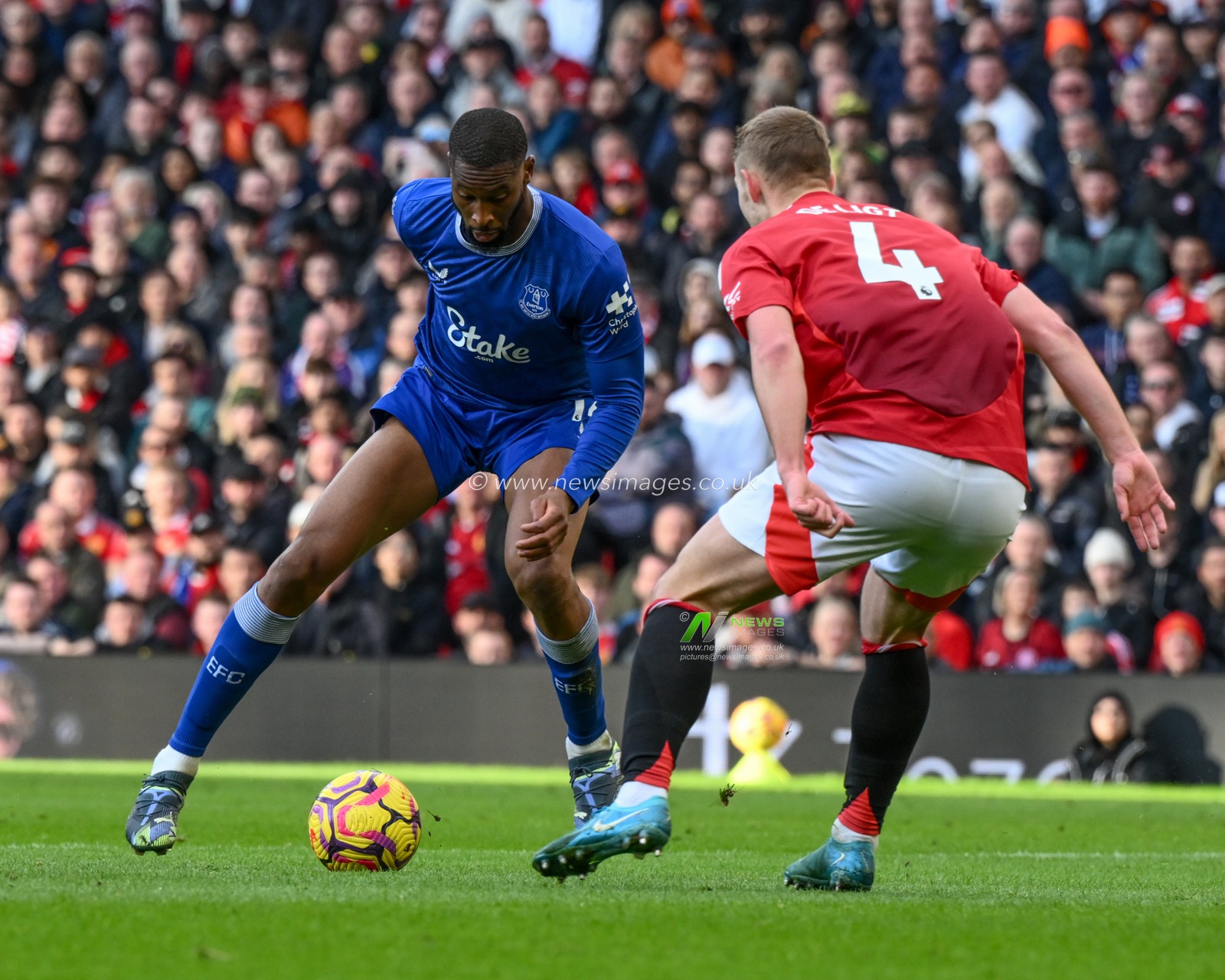Beto of Everton takes on Matthijs de Ligt of Manchester United during the Premier League match Manchester United vs Everton at Old Trafford, Manchester, United Kingdom, 1st December 2024

(Photo by Craig Thomas/News Images)