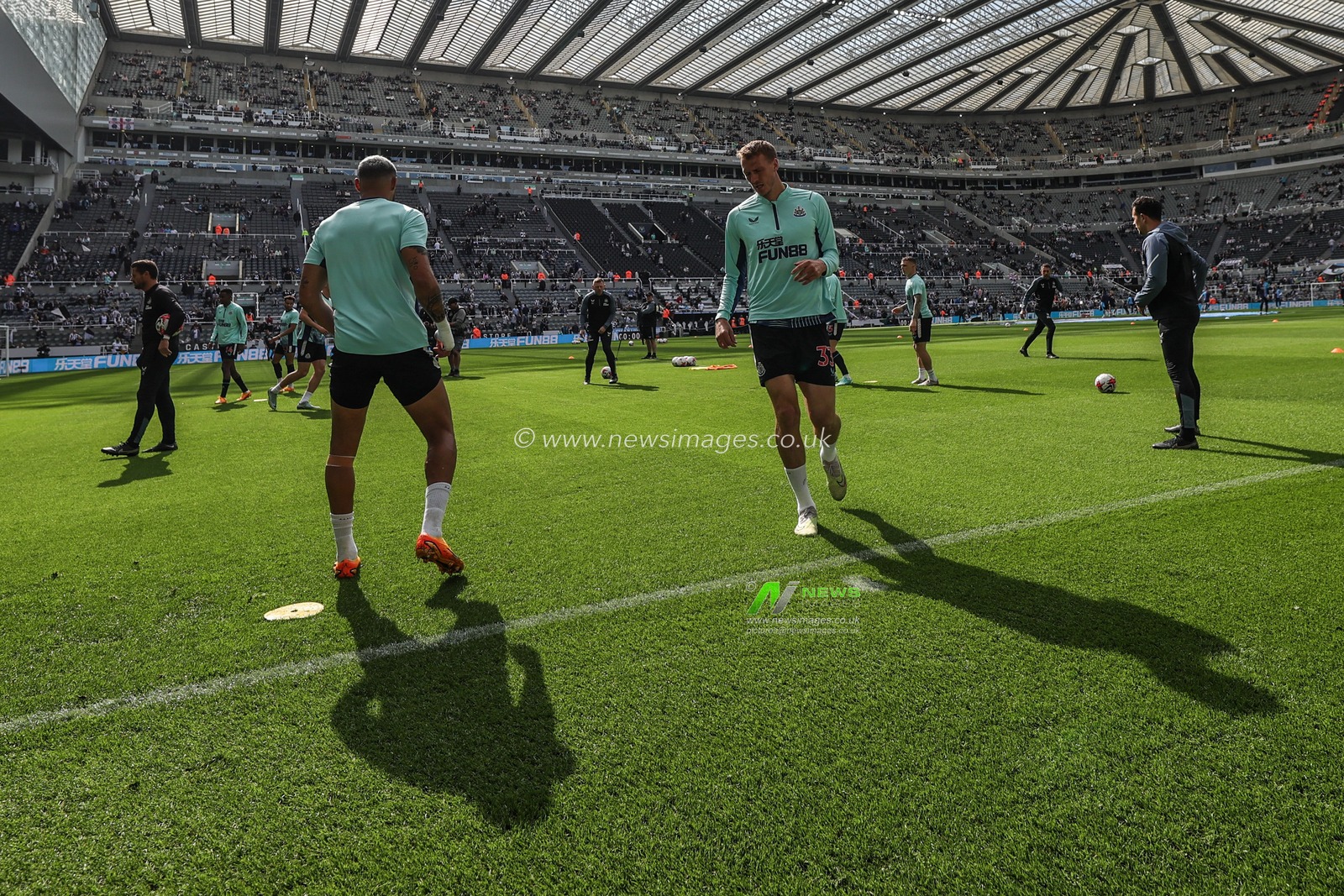 Dan Burn #33 of Newcastle United in the pregame warmup session during the Premier League match Newcastle United vs Arsenal at St. James's Park, Newcastle, United Kingdom, 7th May 2023

(Photo by Mark Cosgrove/News Images)