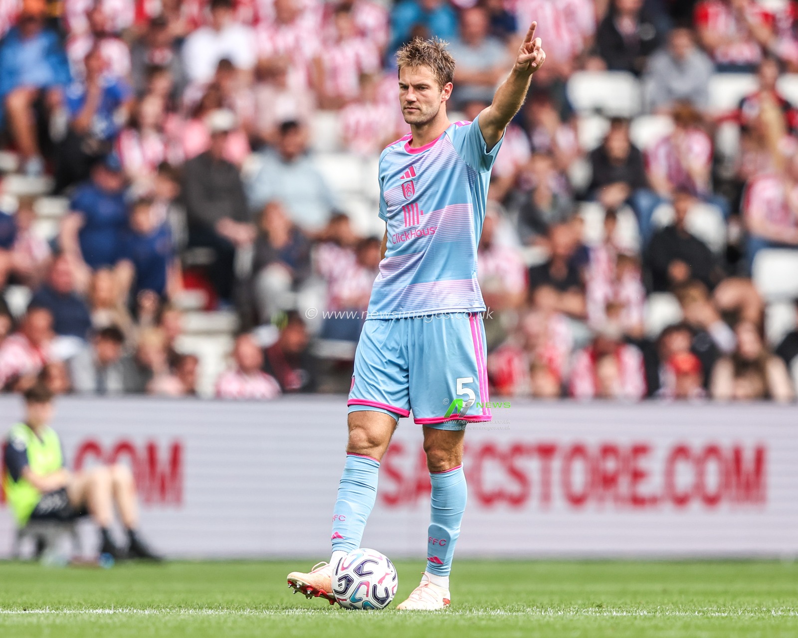 Joachim Andersen of Fulham during the Premier League match Sunderland vs Fulham at Stadium Of Light, Sunderland, United Kingdom on 30 August 2026

(Photo by Alfie Cosgrove/News Images)