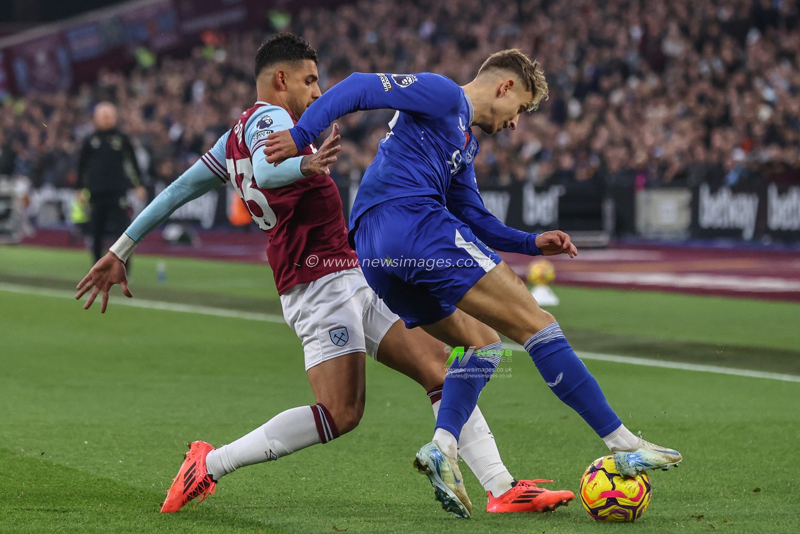 Emerson Palmieri of West Ham and Jesper LindstrÃ¸m of Everton battle for the ball during the Premier League match West Ham United vs Everton at London Stadium, London, United Kingdom, 9th November 2024

(Photo by Alfie Cosgrove/News Images)