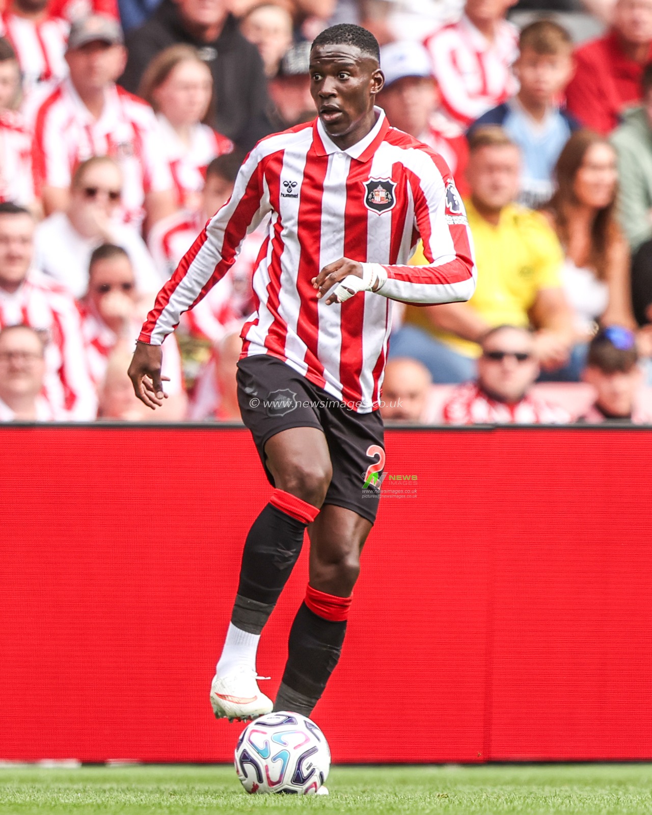 Nordi Mukiele of Sunderland during the Premier League match Sunderland vs Fulham at Stadium Of Light, Sunderland, United Kingdom on 30 August 2026

(Photo by Alfie Cosgrove/News Images)