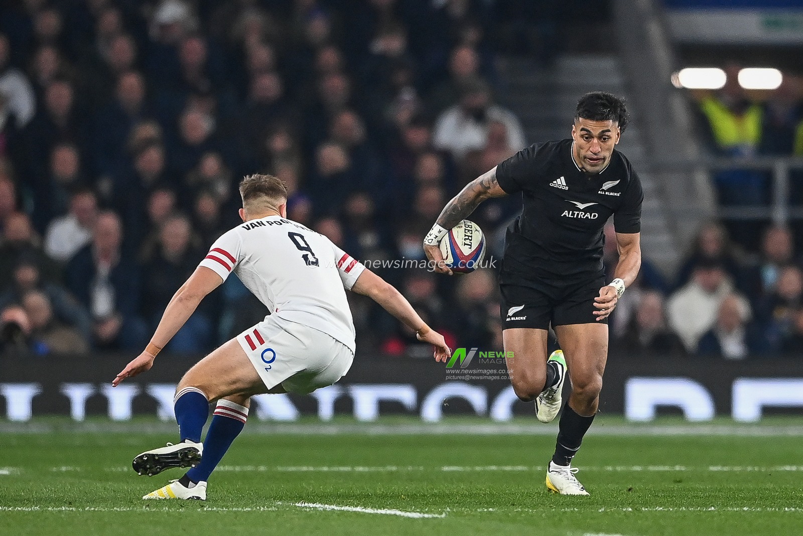 Rieko Ioane of New Zealand makes a break during the Autumn internationals match England vs New Zealand at Twickenham Stadium, Twickenham, United Kingdom, 19th November 2022

(Photo by Craig Thomas/News Images)