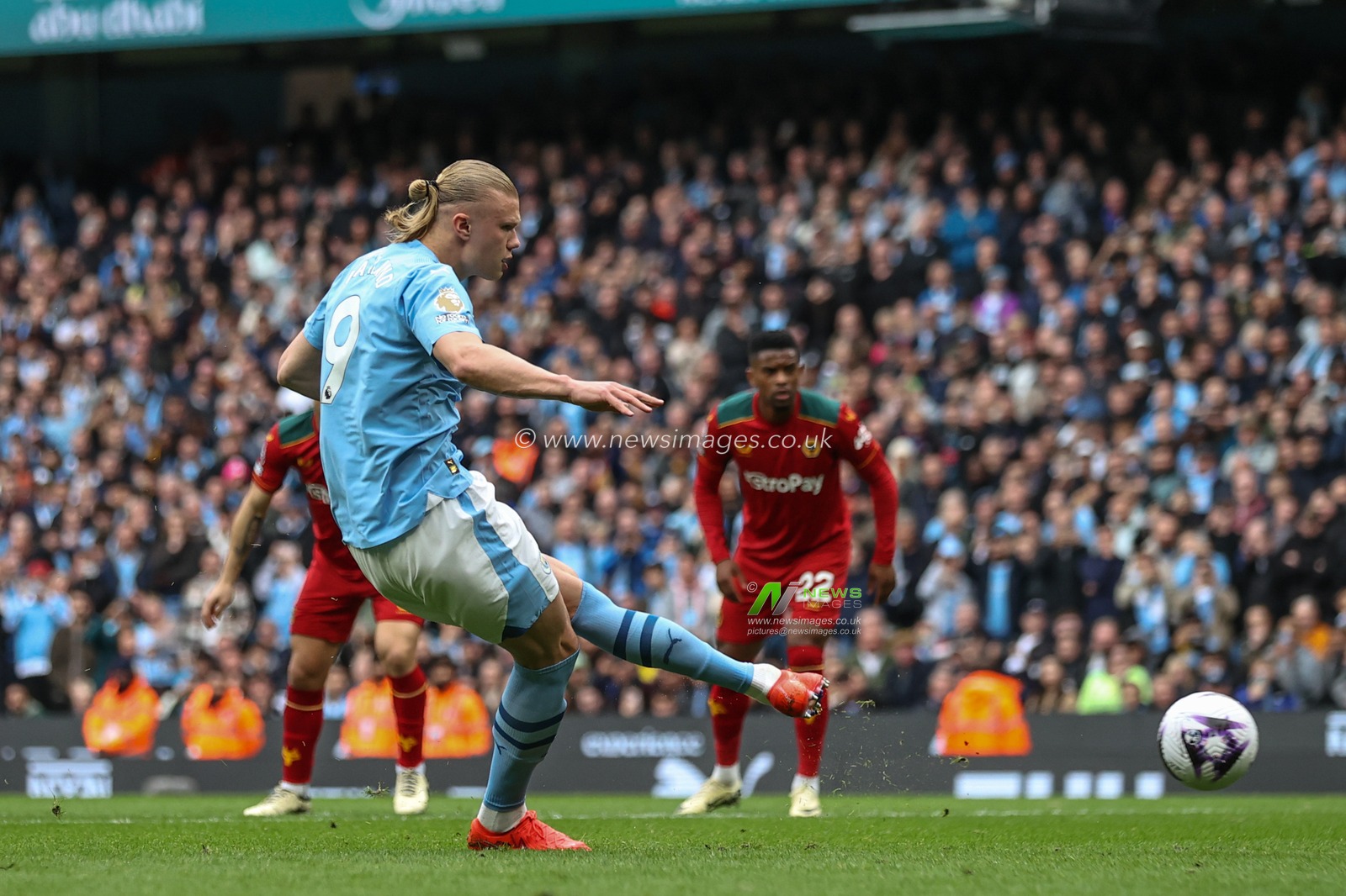 Erling Haaland  of Manchester City scores a penalty to make it 1-0 during the Premier League match Manchester City vs Wolverhampton Wanderers at Etihad Stadium, Manchester, United Kingdom, 4th May 2024

(Photo by Mark Cosgrove/News Images)