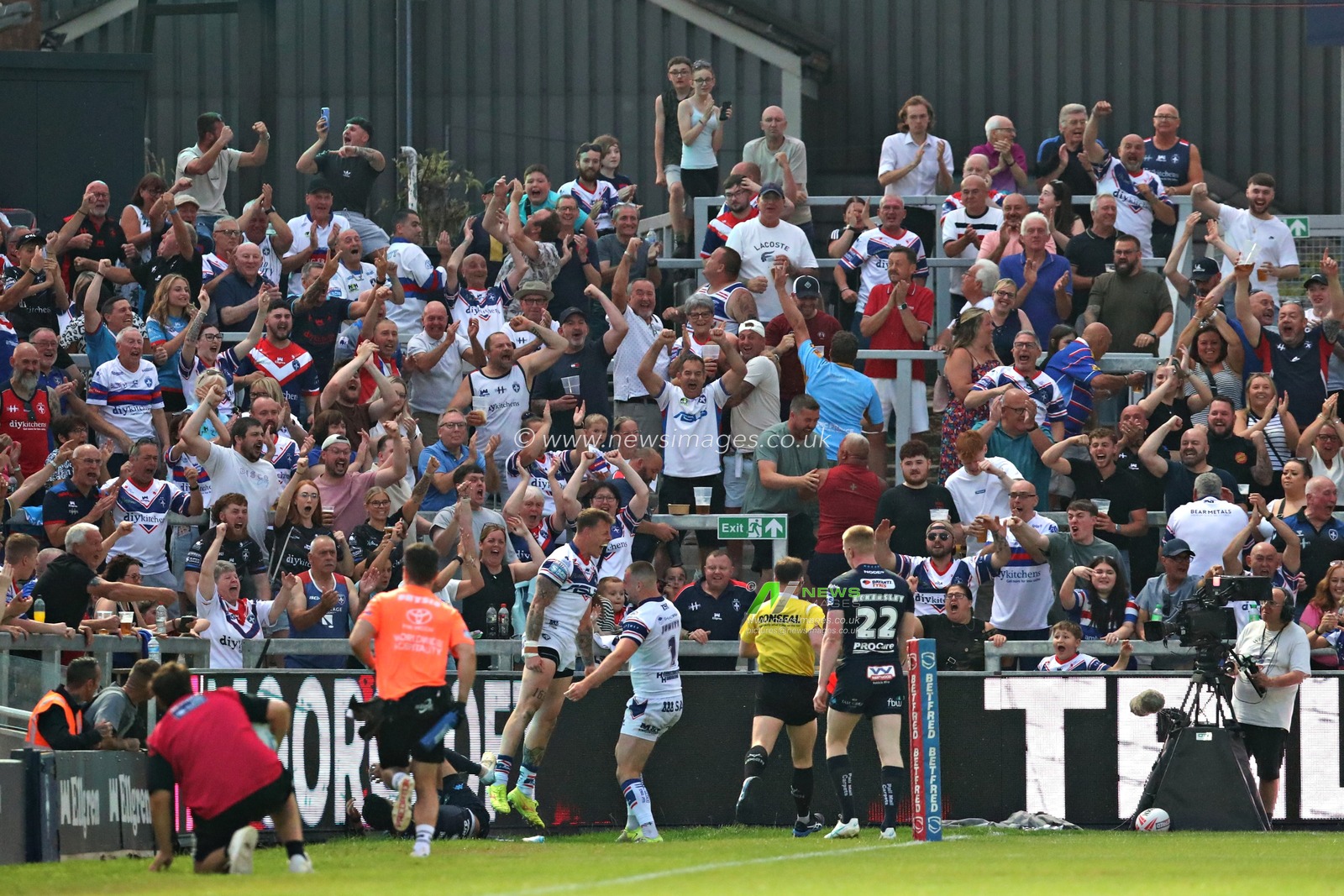 Tom Johnstone of Wakefield Trinity scores a try during the Betfred Super League round 15 match Wakefield Trinity vs Wigan Warriors at DIY Kitchens Stadium, Wakefield, United Kingdom, 20th June 2025

(Photo by Sam Eaden/News Images)
