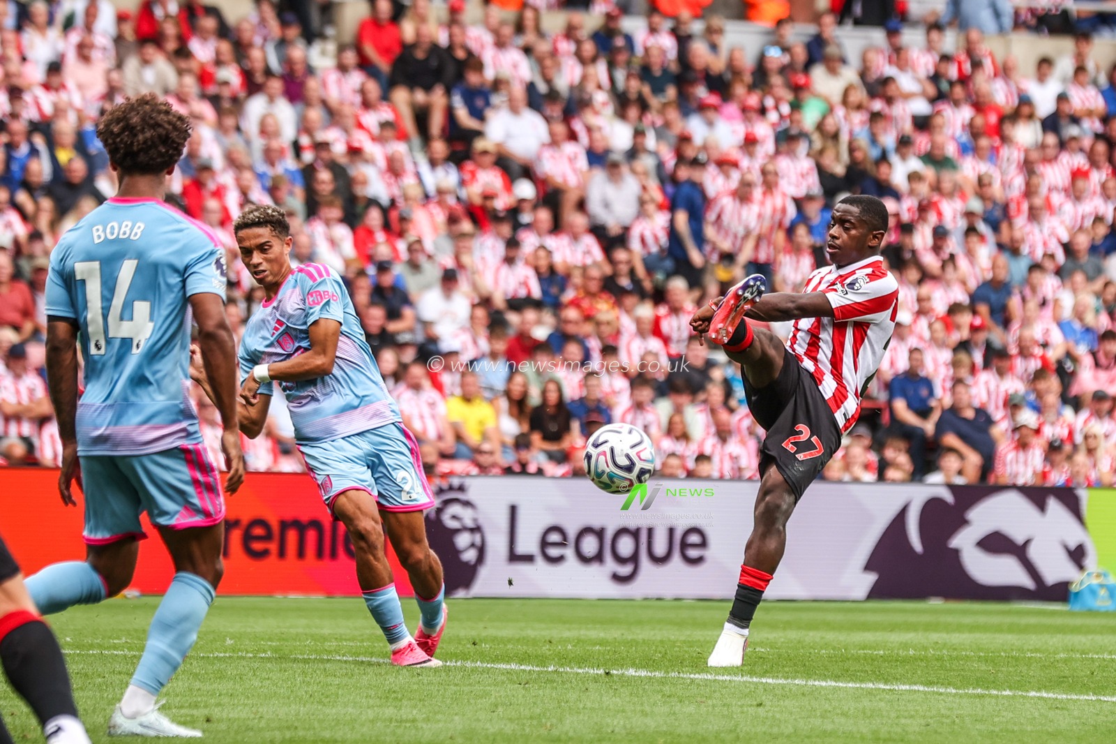Noah Sadiki of Sunderland takes a shot on goal which is deflected by Josh King of Fulham during the Premier League match Sunderland vs Fulham at Stadium Of Light, Sunderland, United Kingdom on 30 August 2026

(Photo by Alfie Cosgrove/News Images)