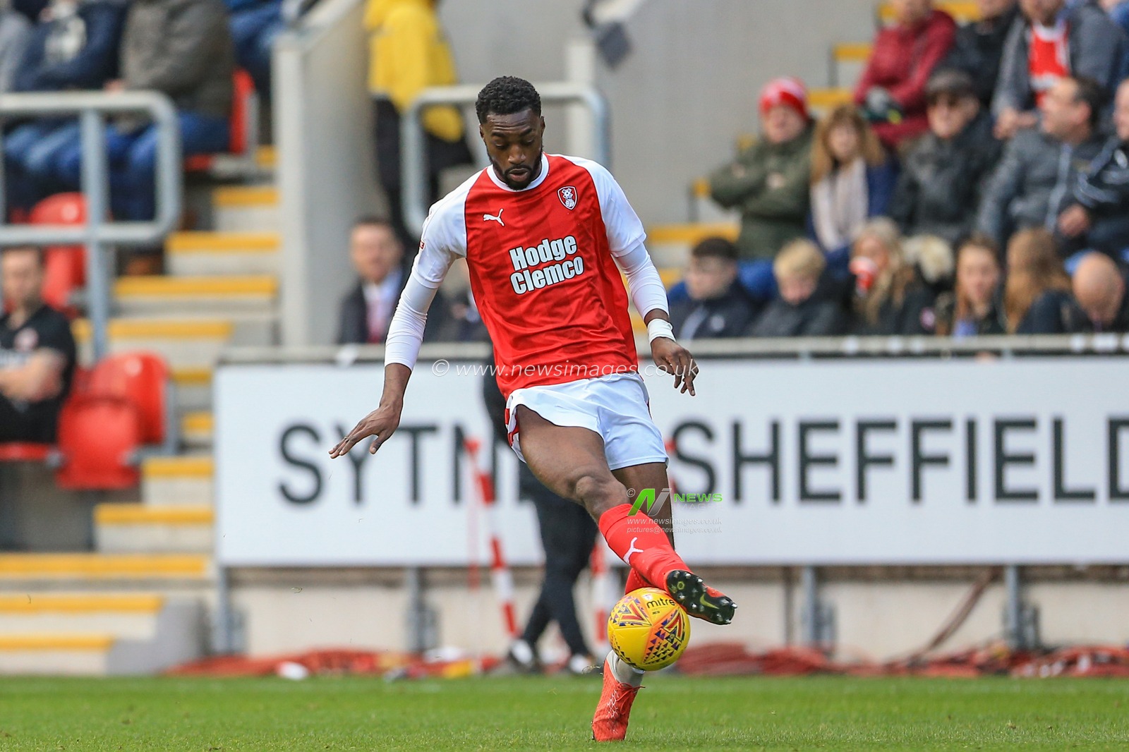 24th November 2018, New York Stadium, Rotherham, England; Sky Bet Championship Rotherham Utd v Sheffield United  ; Semi Ajayi (05) of Rotherham United controls the ball


Credit: Mark Cosgrove/News Images

English Football League images are subject to DataCo Licence