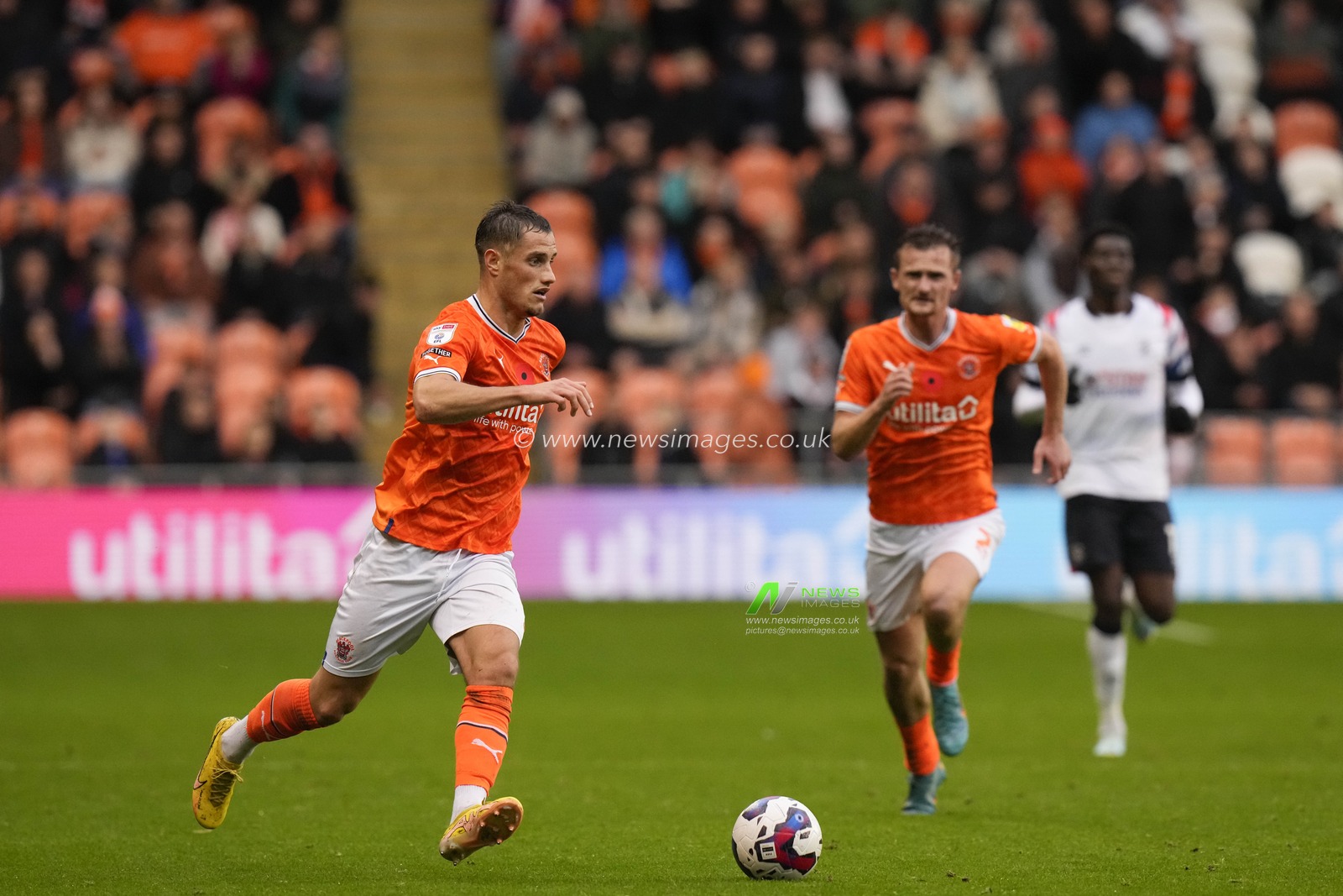 Jerry Yates #9 of Blackpool makes a break during the Sky Bet Championship match Blackpool vs Luton Town at Bloomfield Road, Blackpool, United Kingdom, 5th November 2022

(Photo by Steve Flynn/News Images)