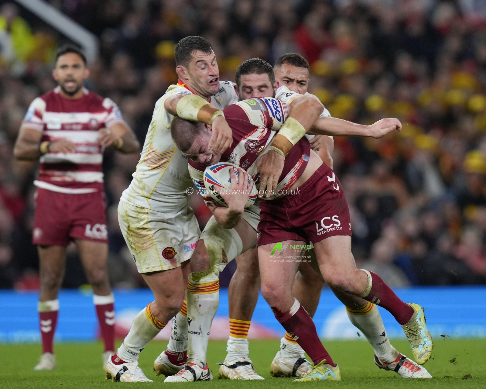 Morgan Smithies #13 of Wigan Warriors runs at the Catalans Dragons defence during the Betfred Super League Grand Final match Wigan Warriors vs Catalans Dragons at Old Trafford, Manchester, United Kingdom, 14th October 2023

(Photo by Steve Flynn/News Images)