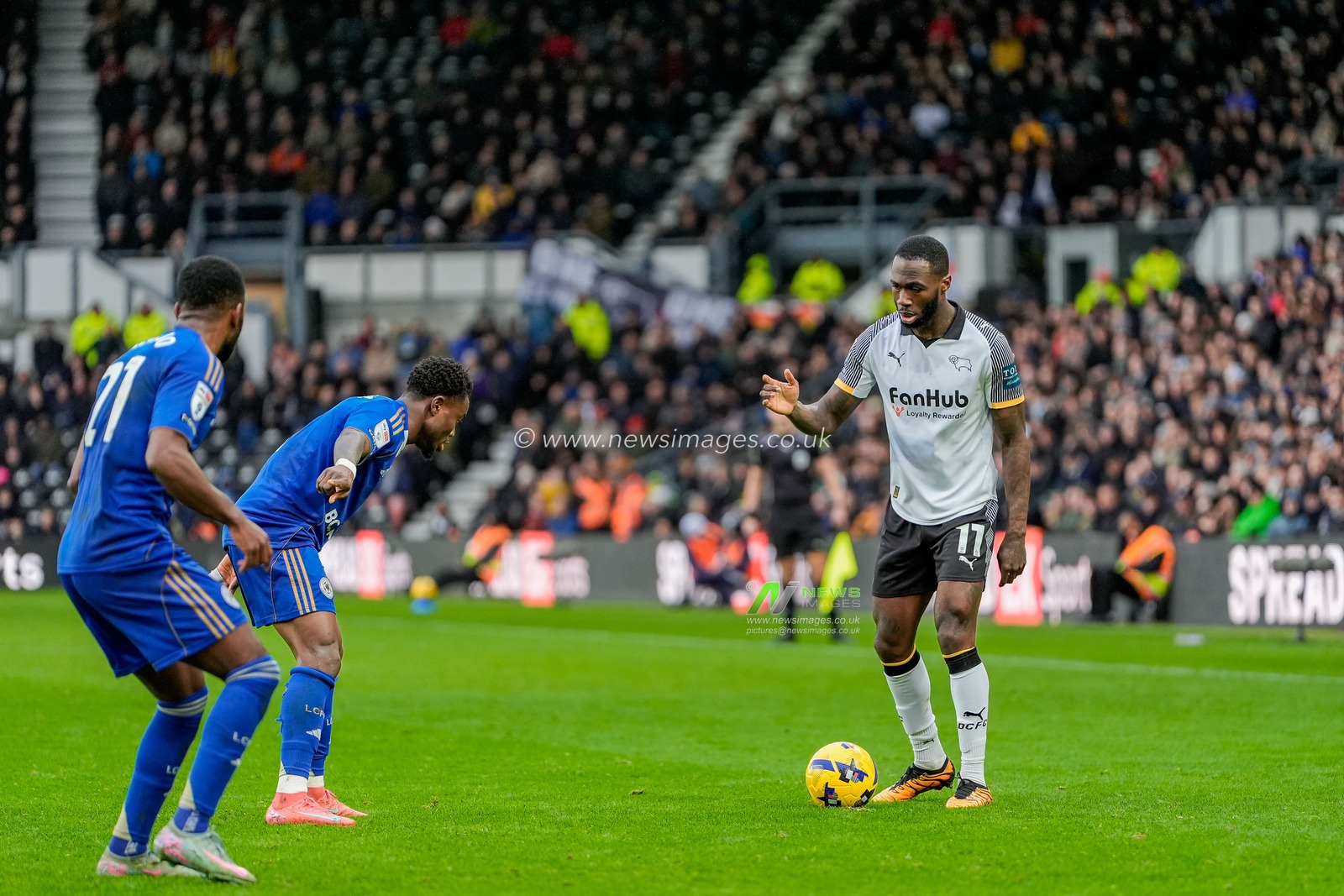 Corey Blackett-Taylor of Derby County dribbles the ball during the Sky Bet Championship match Derby County vs Leicester City at Pride Park Stadium, Derby, United Kingdom, 6th December 2025

(Photo by Maynard Manyowa/News Images)

*** GER AUT SUI OUT ***