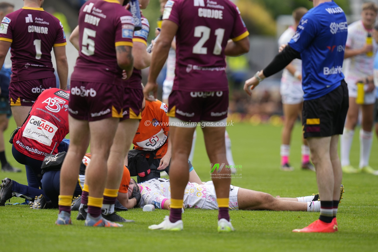 Medics attend to James Bentley #11 of Leeds Rhinos who  lies prone on the ground after a collision with Jake Connor #1 of Huddersfield Giants during the Betfred Super League Round 23 match Huddersfield Giants vs Leeds Rhinos at John Smith's Stadium, Huddersfield, United Kingdom, 27th August 2023

(Photo by Steve Flynn/News Images)
