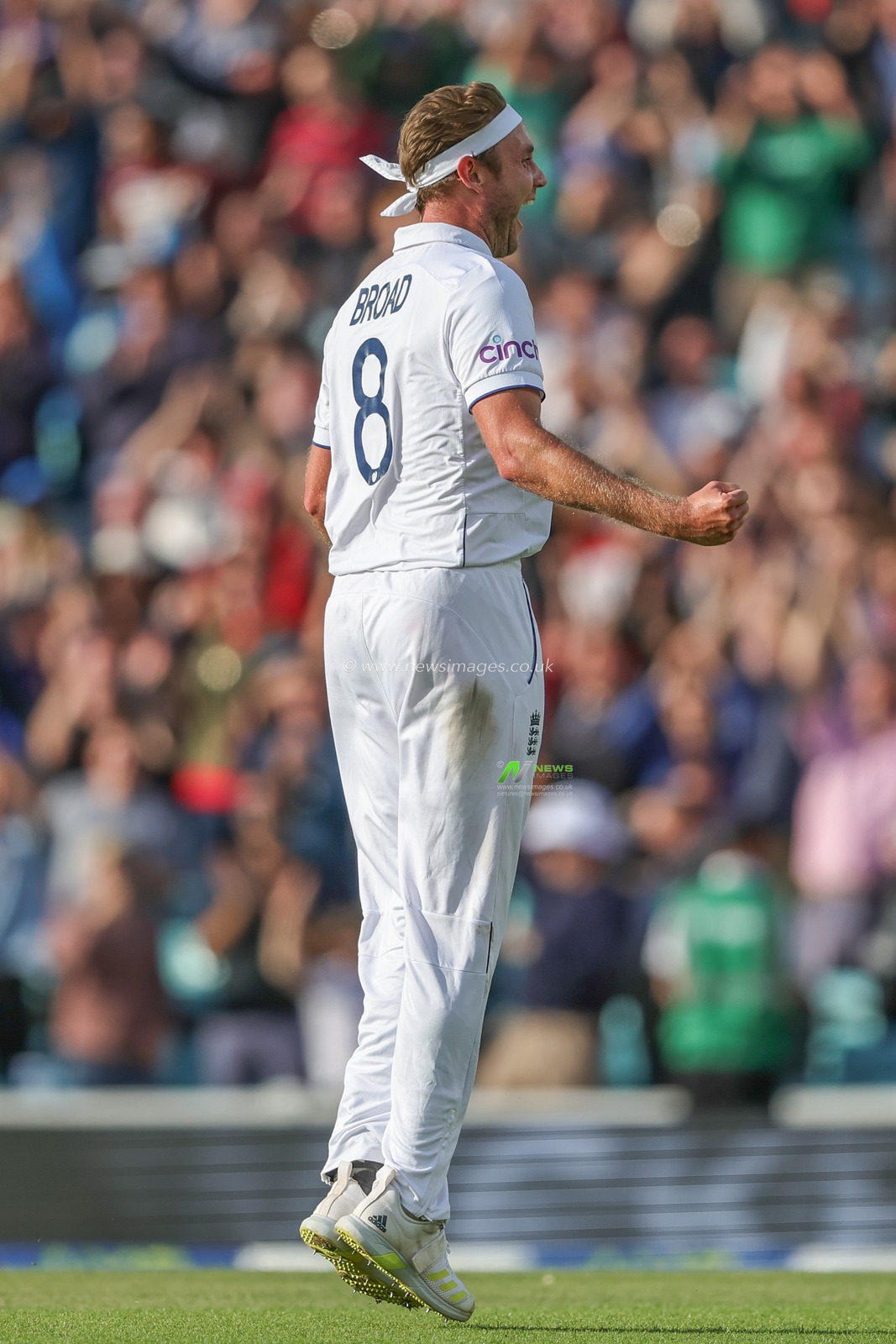 Stuart Broad of England celebrates the wicket of Alex Carey of Australia during the LV= Insurance Ashes Fifth Test Series Day Five England v Australia at The Kia Oval, London, United Kingdom, 31st July 2023

(Photo by Mark Cosgrove/News Images)