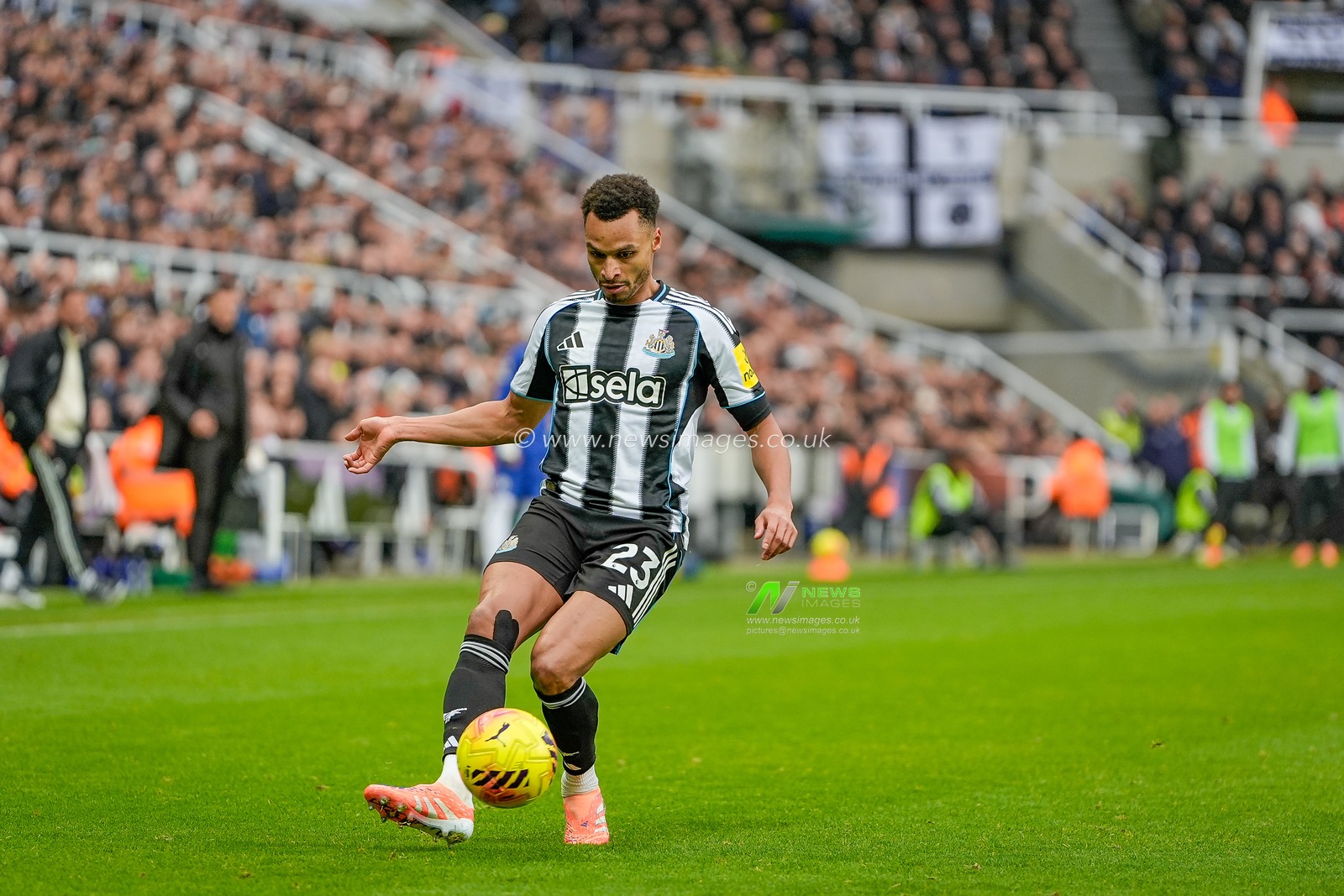 Jacob Murphy of Newcastle United passes the ball during the Premier League match Newcastle United vs Chelsea at St. James's Park, Newcastle, United Kingdom, 20th December 2025

(Photo by Maynard Manyowa/News Images)

*** GER AUT SUI OUT ***