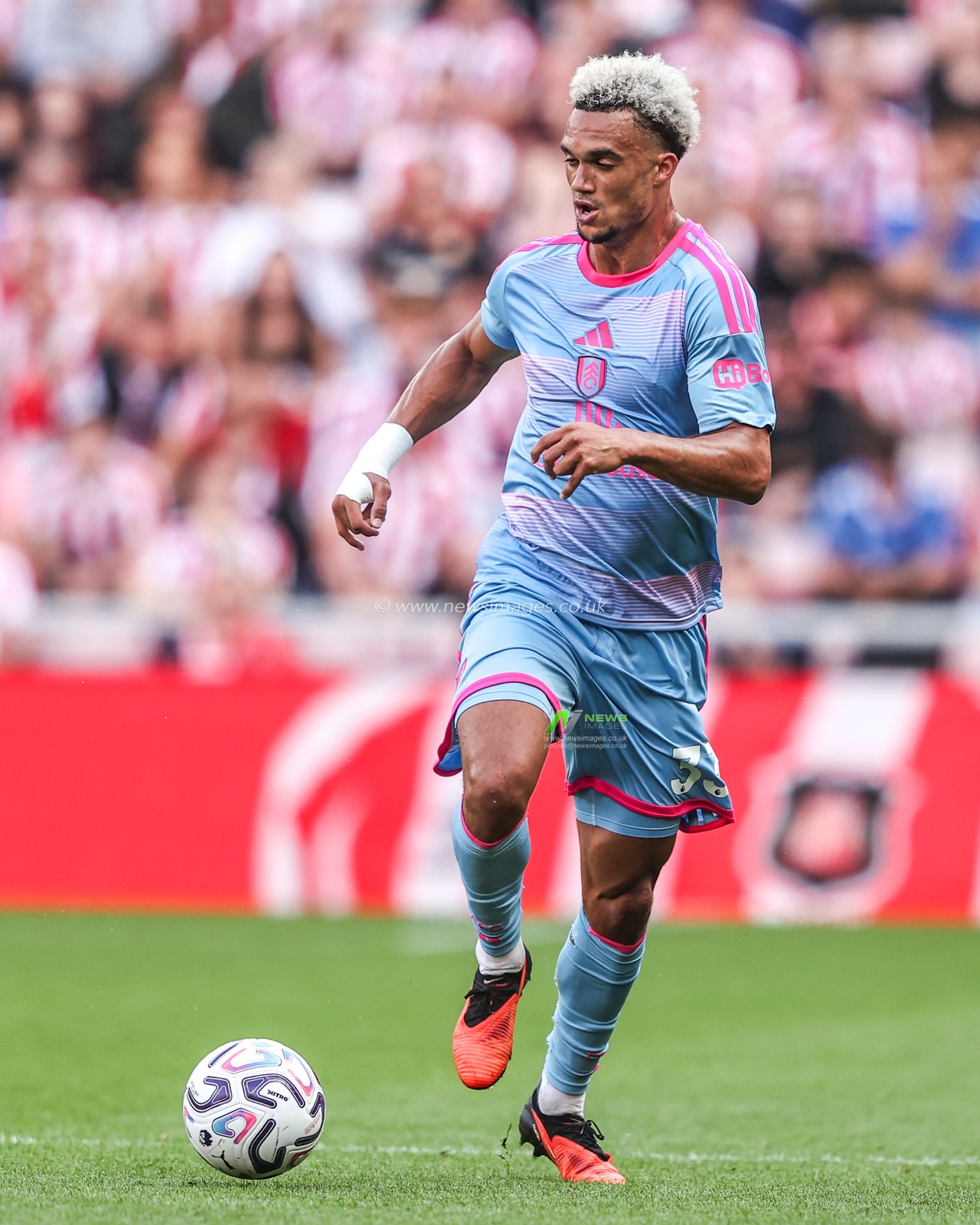 Antonee Robinson of Fulham in action during the Premier League match Sunderland vs Fulham at Stadium Of Light, Sunderland, United Kingdom on 30 August 2026

(Photo by Alfie Cosgrove/News Images)