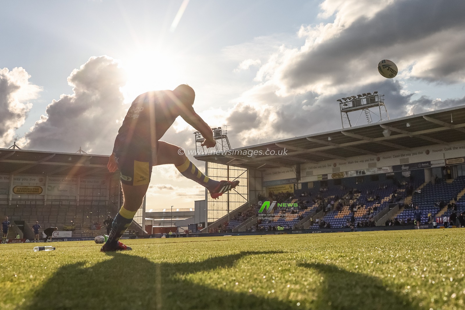 Marc Sneyd of Warrington Wolves in the pre-game warm up during the Betfred Super League Round 13 match Warrington Wolves vs Castleford Tigers at Halliwell Jones Stadium, Warrington, United Kingdom, 30th May 2025

(Photo by Mark Cosgrove/News Images)