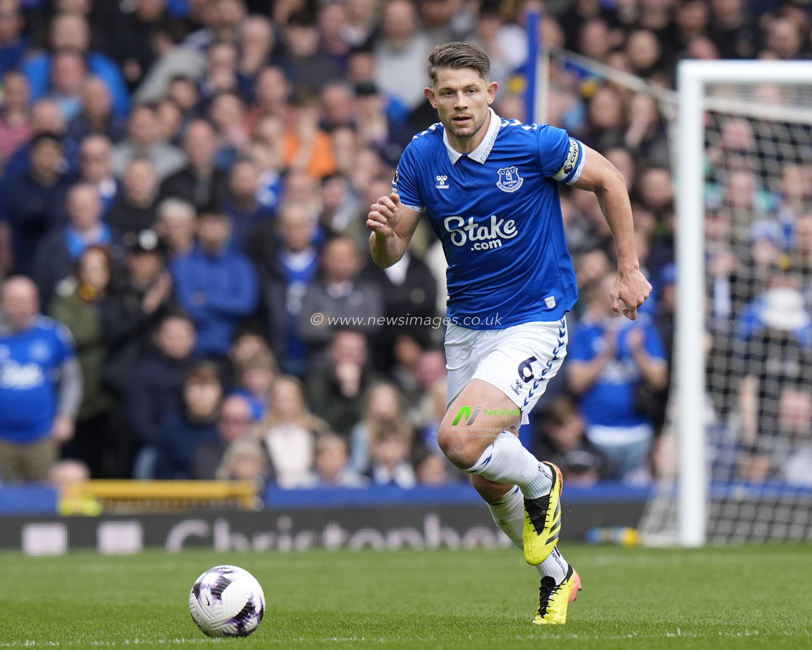 James Tarkowski of Everton runs with the ball during the Premier League match Everton vs Nottingham Forest at Goodison Park, Liverpool, United Kingdom, 21st April 2024

(Photo by Steve Flynn/News Images)