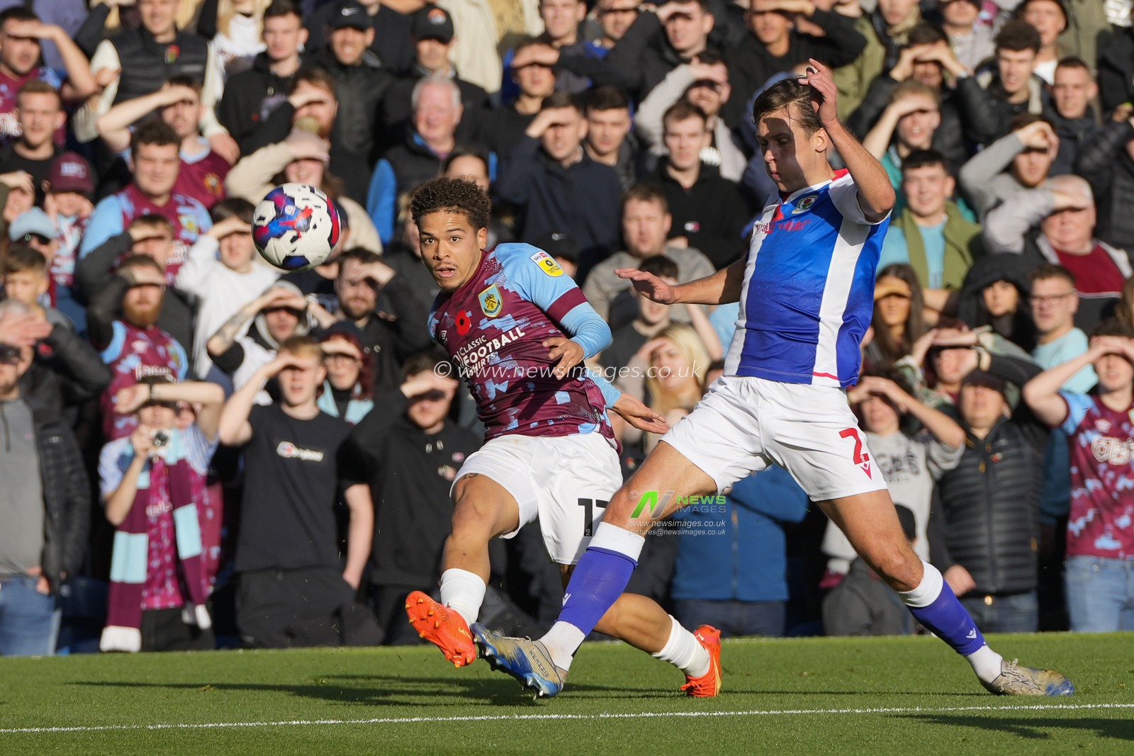 Manuel Benson #17 of Burnley crosses the ball under pressure from Callum Brittain #2 of Blackburn Rovers  during the Sky Bet Championship match Burnley vs Blackburn Rovers at Turf Moor, Burnley, United Kingdom, 13th November 2022

(Photo by Steve Flynn/News Images)