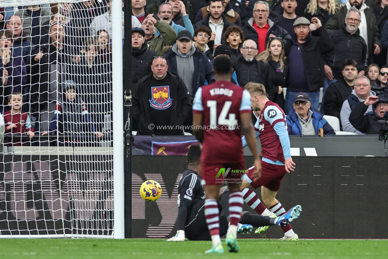 Jarrod Bowen of West Ham United scores to make it 1-0 during the Premier League match West Ham United vs Manchester United at London Stadium, London, United Kingdom, 23rd December 2023

(Photo by Mark Cosgrove/News Images)