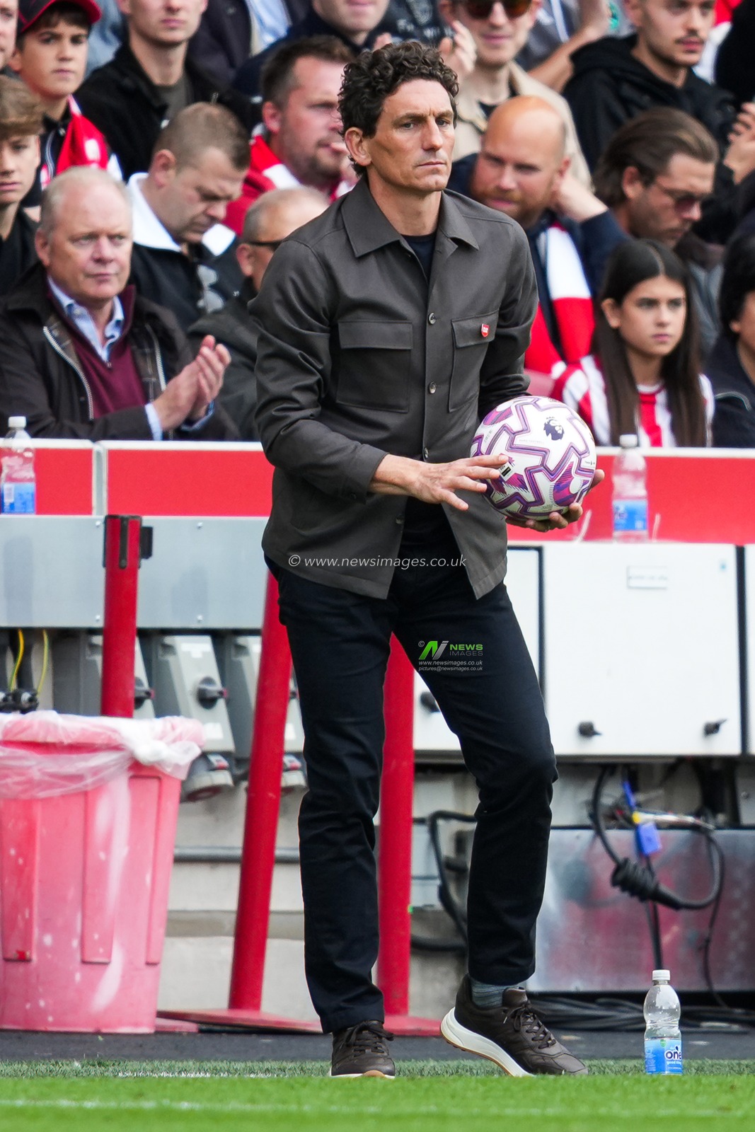 Keith Andrews manager of Brentford during the Premier League match Brentford vs Manchester United at The Gtech Community Stadium, London, United Kingdom, 27th September 2025

(Photo by Harvey Murphy/News Images)