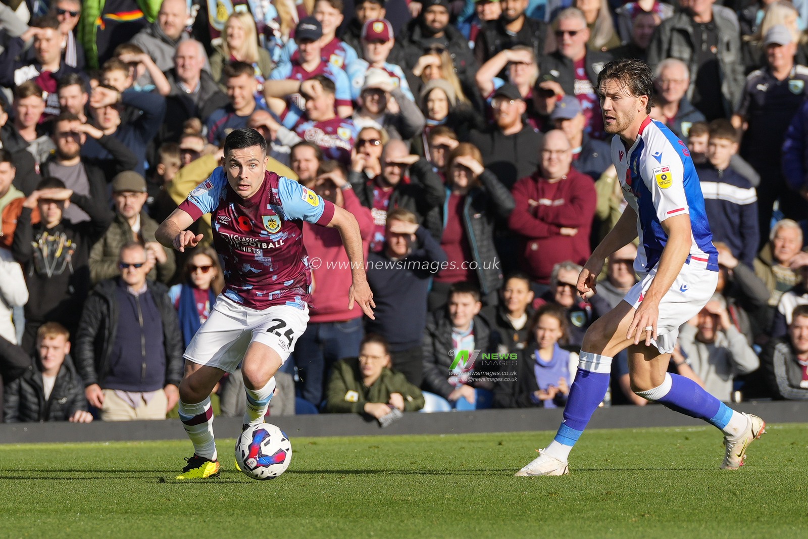 Josh Cullen #24 of Burnley runs past Sam Gallagher #9 of Blackburn Rovers during the Sky Bet Championship match Burnley vs Blackburn Rovers at Turf Moor, Burnley, United Kingdom, 13th November 2022

(Photo by Steve Flynn/News Images)