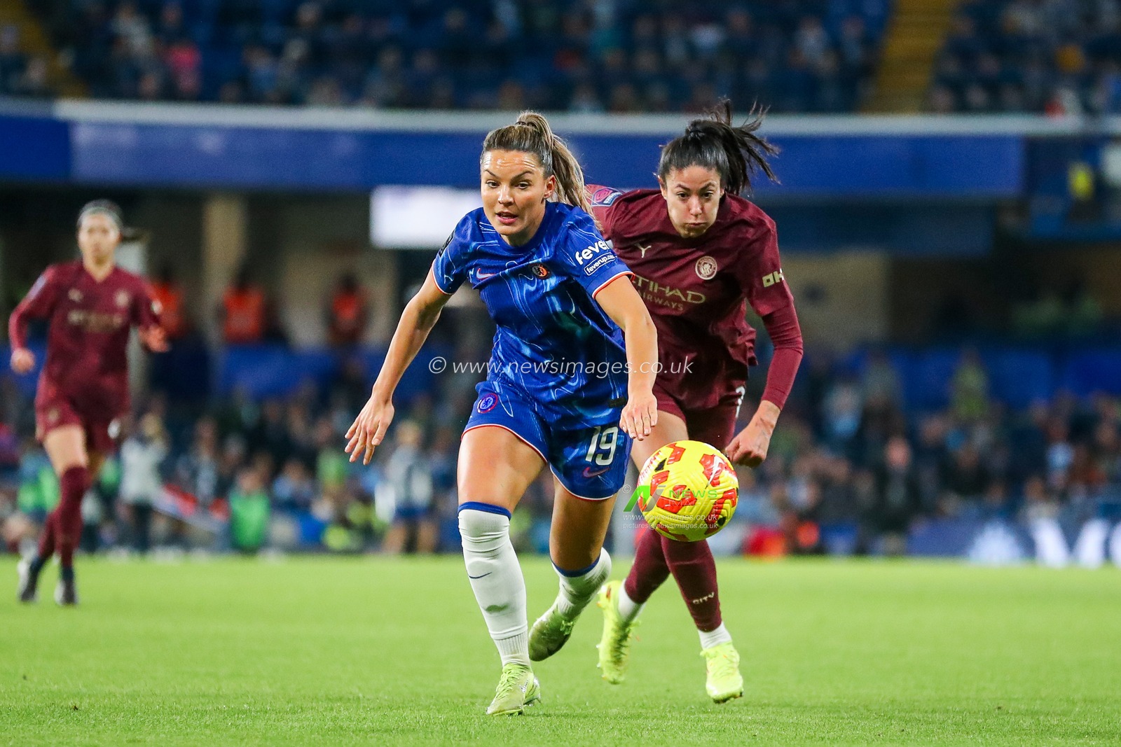 Johanna Rytting Kaneryd of Chelsea Women is put under pressure by Leila Ouahabi of Manchester City Women during the Barclays Women's Super League match Chelsea FC Women vs Manchester City Women at Stamford Bridge, London, United Kingdom, 16th November 2024

(Photo by Izzy Poles/News Images)