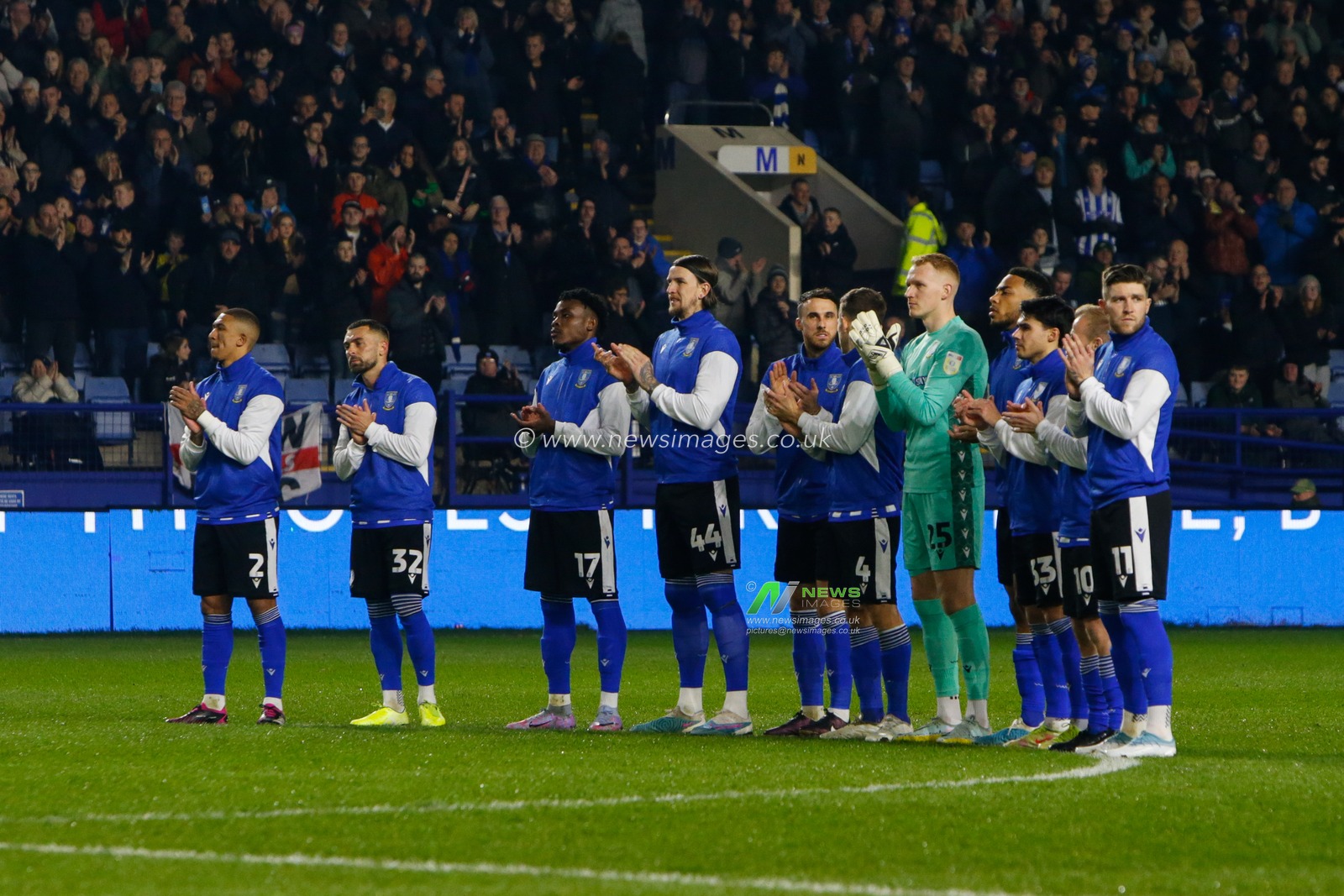 Players of Sheffield Wednesday do a minutes applause in memory of Don Megson during the Sky Bet League 1 match Sheffield Wednesday vs Bolton Wanderers at Hillsborough, Sheffield, United Kingdom, 17th March 2023

(Photo by Ben Early/News Images)