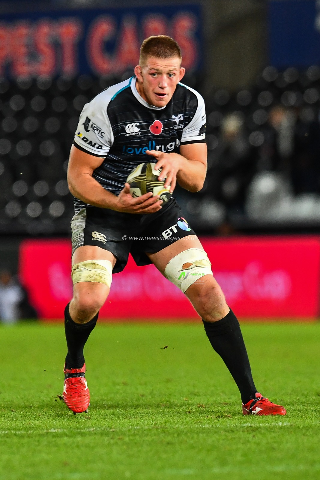 2nd November, Liberty Stadium , Swansea, Wales ; Guinness pro 14's Ospreys Rugby v Glasgow Warriors ; Lloyd Ashley of Ospreys in action 

Credit: Craig Thomas/News Images
