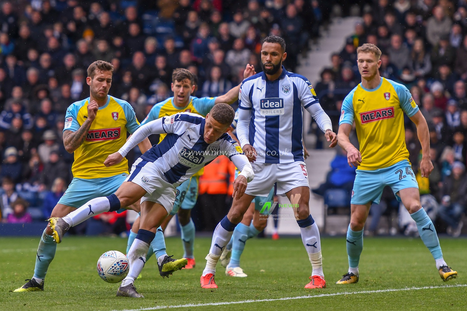 27th April 2019, The Hawthorns, West Bromwich, England; Sky Bet Championship, West Bromwich Albion vs Rotherham United ; Dwight Gayle (16) of West Bromwich Albion attempts a volley but misses the ball


Credit: Gareth Dalley/News Images

English Football League images are subject to DataCo Licence