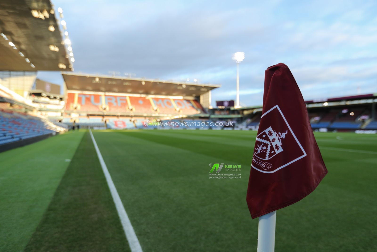 The corner flag ahead of the Sky Bet Championship match Burnley vs West Bromwich Albion at Turf Moor, Burnley, United Kingdom, 11th March 2025

(Photo by Jorge Horsted/News Images)