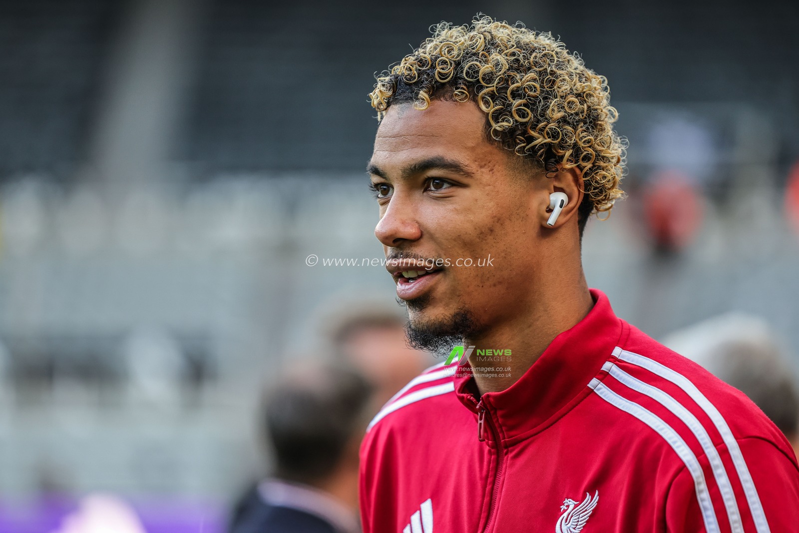 Hugo Ekitike of Liverpool arrives during the Premier League match Newcastle United vs Liverpool at St. James's Park, Newcastle, United Kingdom, 25th August 2025

(Photo by Mark Cosgrove/News Images)