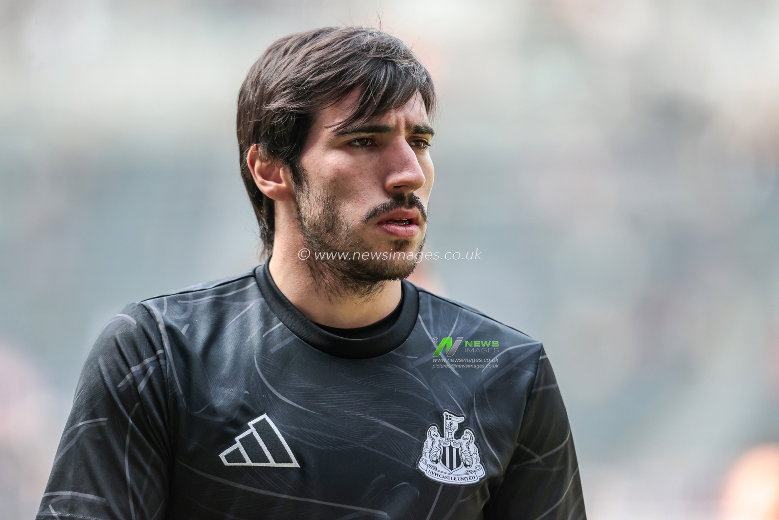 Sandro Tonali of Newcastle United in the pregame warmup session during the Premier League match Newcastle United vs Ipswich Town at St. James's Park, Newcastle, United Kingdom, 25th April 2025

(Photo by Richard Bierton/News Images)