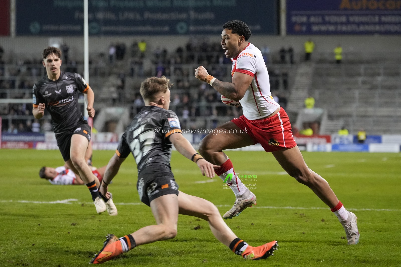 Waqa Blake of St. Helens runs through the Hull FC defence to scores a try during the Betfred Super League  Round 8 match St Helens vs Hull FC at Totally Wicked Stadium, St Helens, United Kingdom, 19th April 2024

(Photo by Steve Flynn/News Images)