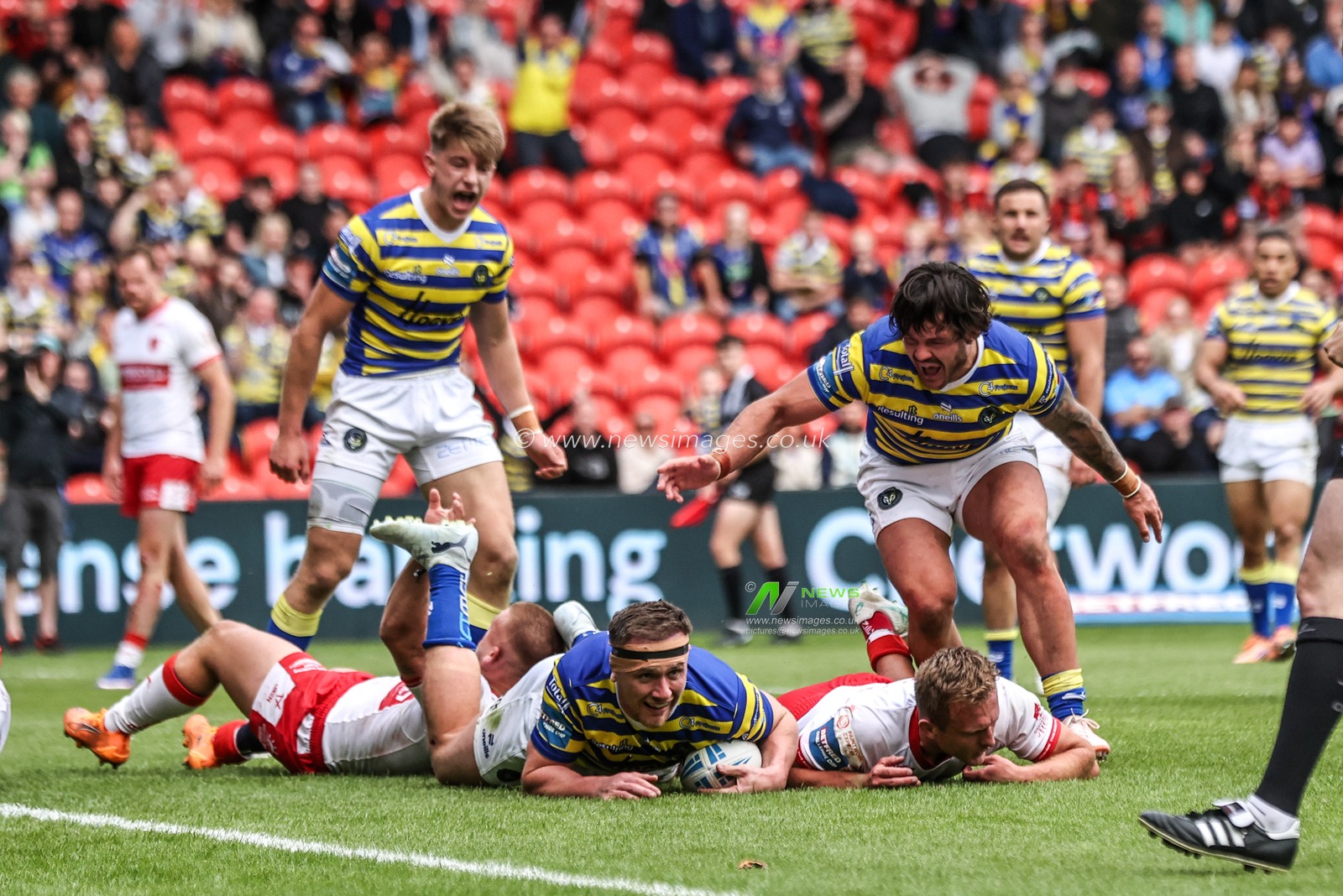 Ben Currie of Warrington Wolves goes over for a try during the Betfred Challenge Cup Semi-Finals match Warrington Wolves vs Hull KR at Eco-Power Stadium, Doncaster, United Kingdom on 10 May 2026

(Photo by Alfie Cosgrove/News Images)