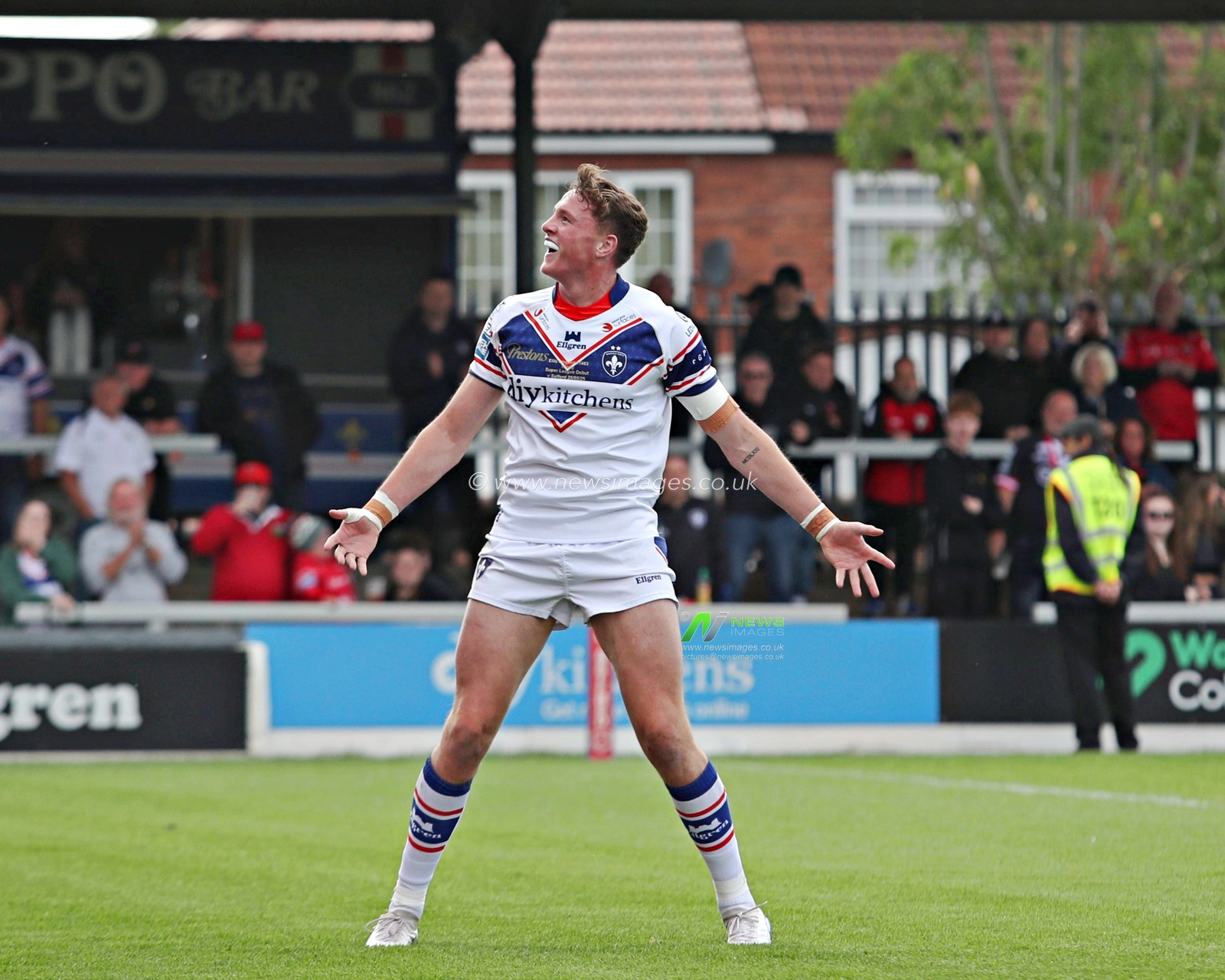 Ellis Lingard of Wakefield Trinity celebrates his second try during the Betfred Super League match Wakefield Trinity vs Salford Red Devils at DIY Kitchens Stadium, Wakefield, United Kingdom, 25th May 2025(Photo by Sam Eaden/News Images)