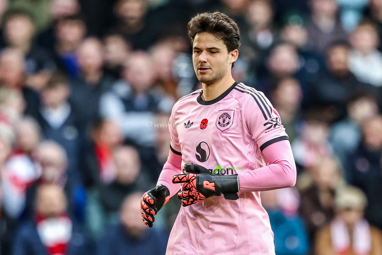 Manchester United goalkeeper Senne Lammens during the Premier League match Nottingham Forest vs Manchester United at City Ground, Nottingham, United Kingdom, 1st November 2025

(Photo by Alfie Cosgrove/News Images)

*** GER AUT SUI OUT ***