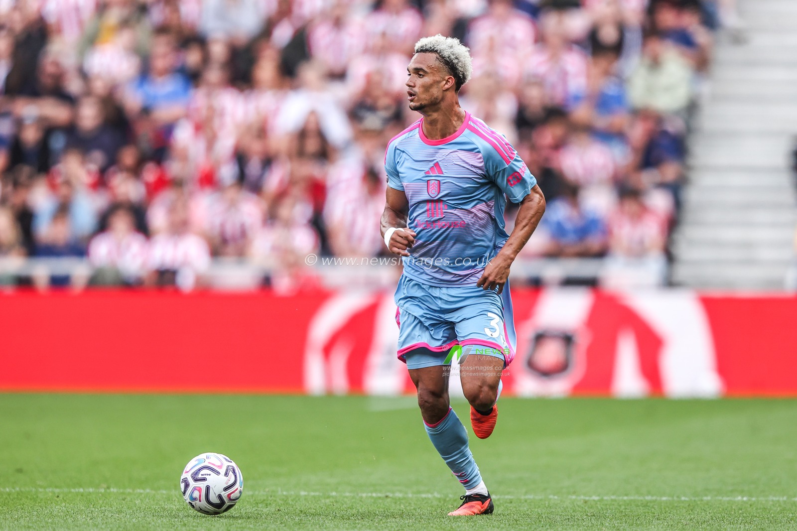 Antonee Robinson of Fulham in action during the Premier League match Sunderland vs Fulham at Stadium Of Light, Sunderland, United Kingdom on 30 August 2026

(Photo by Alfie Cosgrove/News Images)