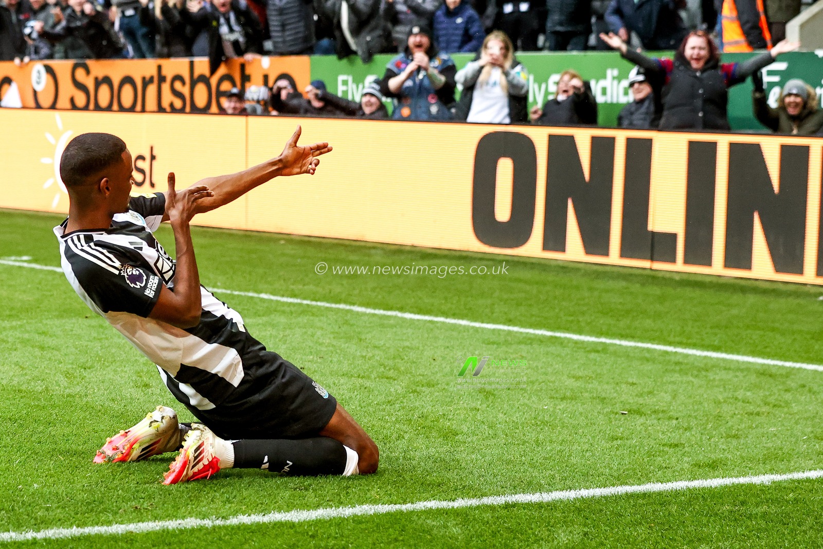 Alexander Isak of Newcastle United celebrates his goal to make it 4-1 during the Premier League match Newcastle United vs Nottingham Forest at St. James's Park, Newcastle, United Kingdom, 23rd February 2025

(Photo by Alfie Cosgrove/News Images)