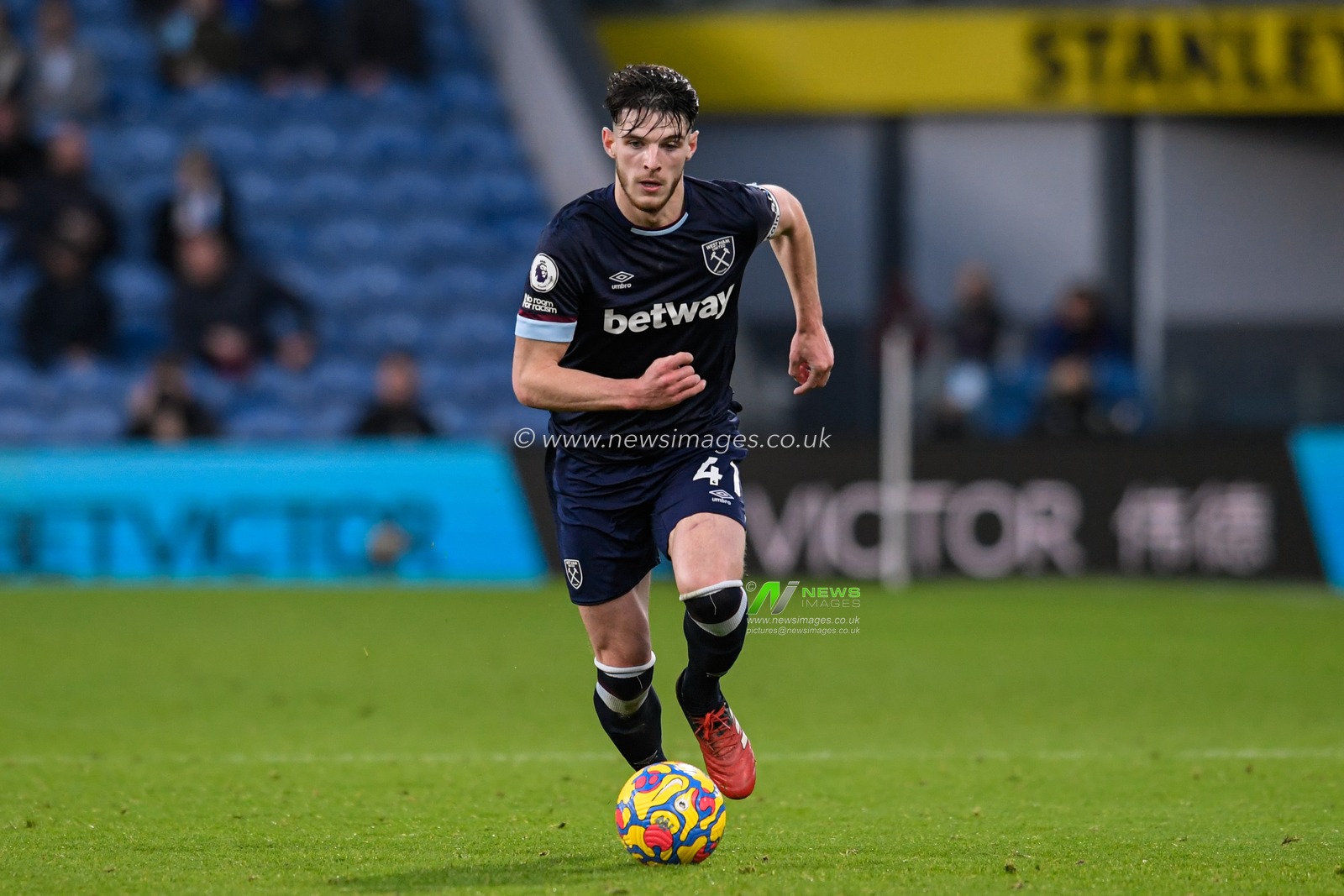 Declan Rice #41 of West Ham United runs forward with the ball