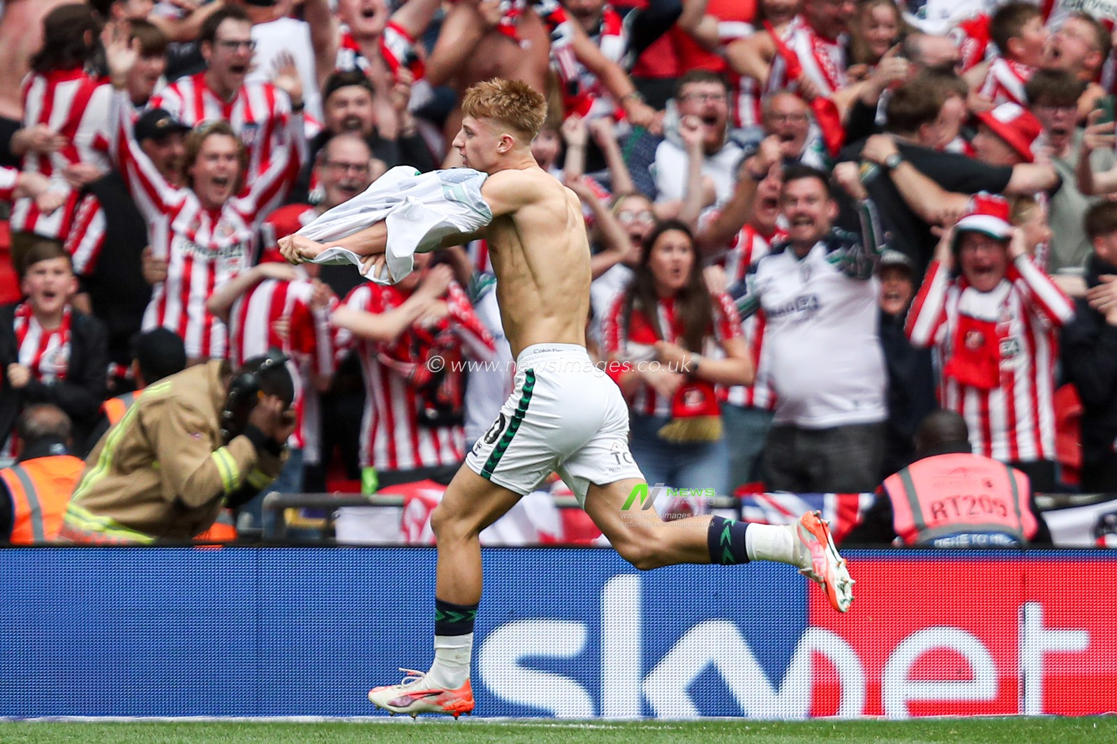 Tom Watson of Sunderland celebrates after making it 2-1 during the Sky Bet Championship Playoff Final match Sheffield United vs Sunderland at Wembley Stadium, London, United Kingdom, 24th May 2025

(Photo by Izzy Poles/News Images)
