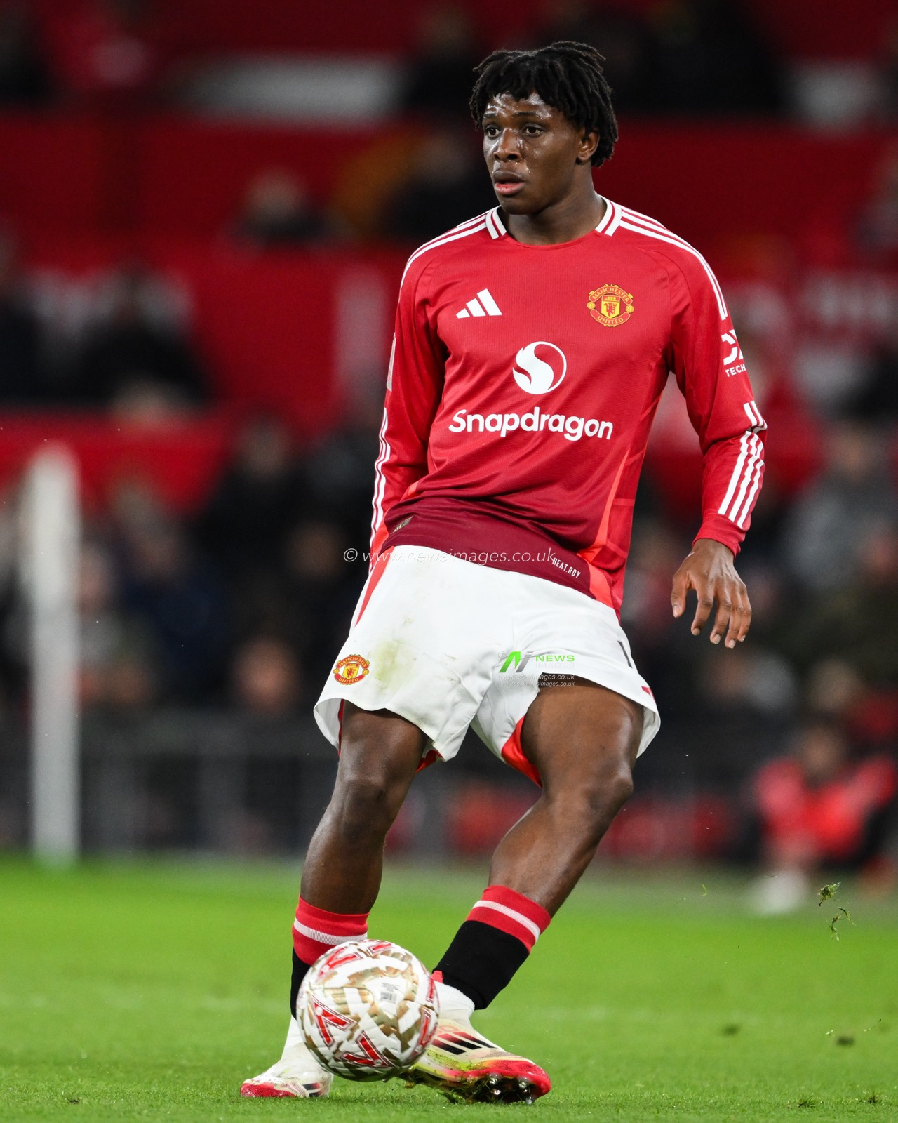 Patrick Dorgu of Manchester United passes the ball during the Emirates FA Cup Fourth Round match Manchester United vs Leicester City at Old Trafford, Manchester, United Kingdom, 7th February 2025

(Photo by Craig Thomas/News Images)