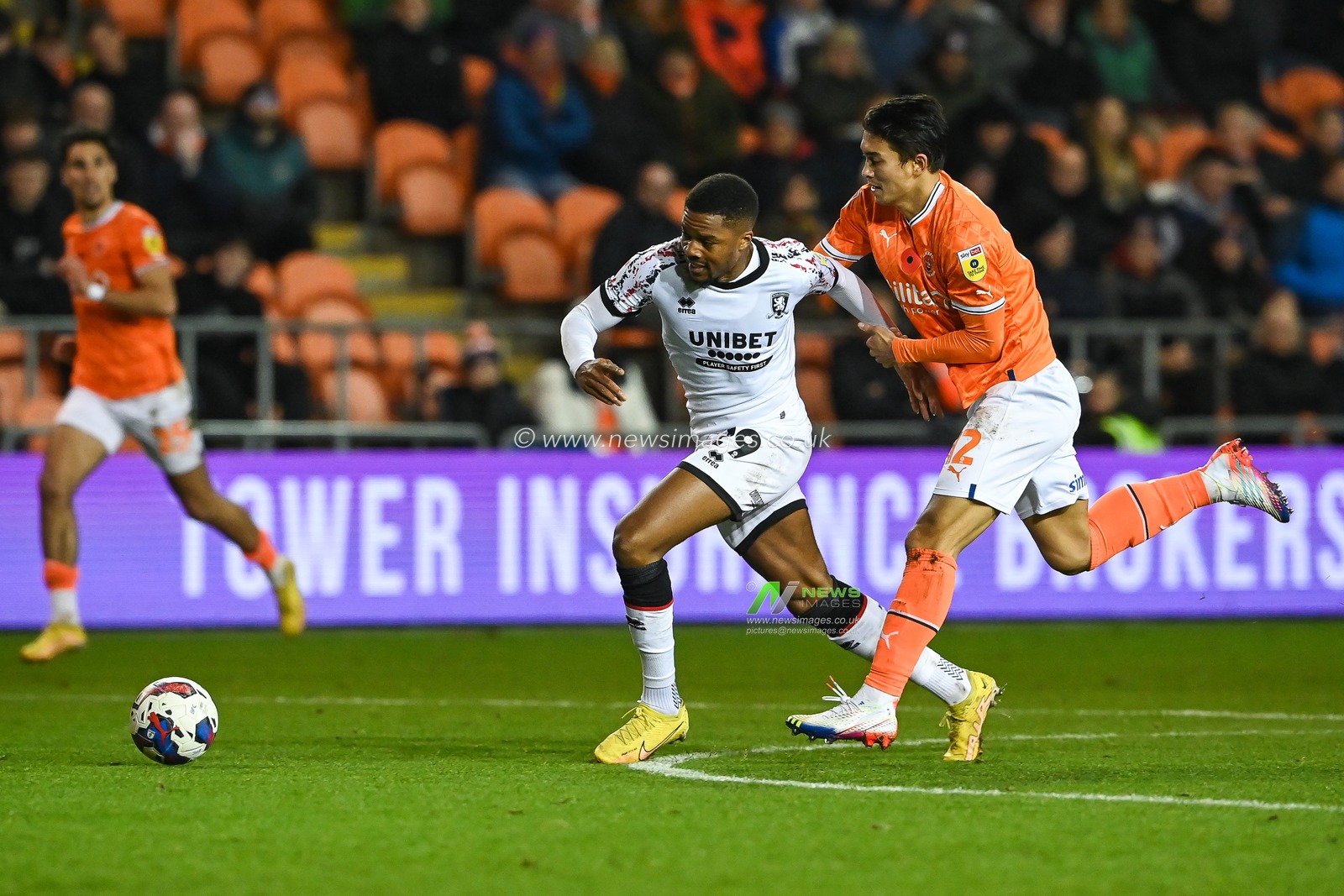 Chuba Akpom #29 of Middlesbrough battles for the ball with Kenny Dougall #12 of Blackpool during the Sky Bet Championship match Blackpool vs Middlesbrough at Bloomfield Road, Blackpool, United Kingdom, 8th November 2022

(Photo by Craig Thomas/News Images)