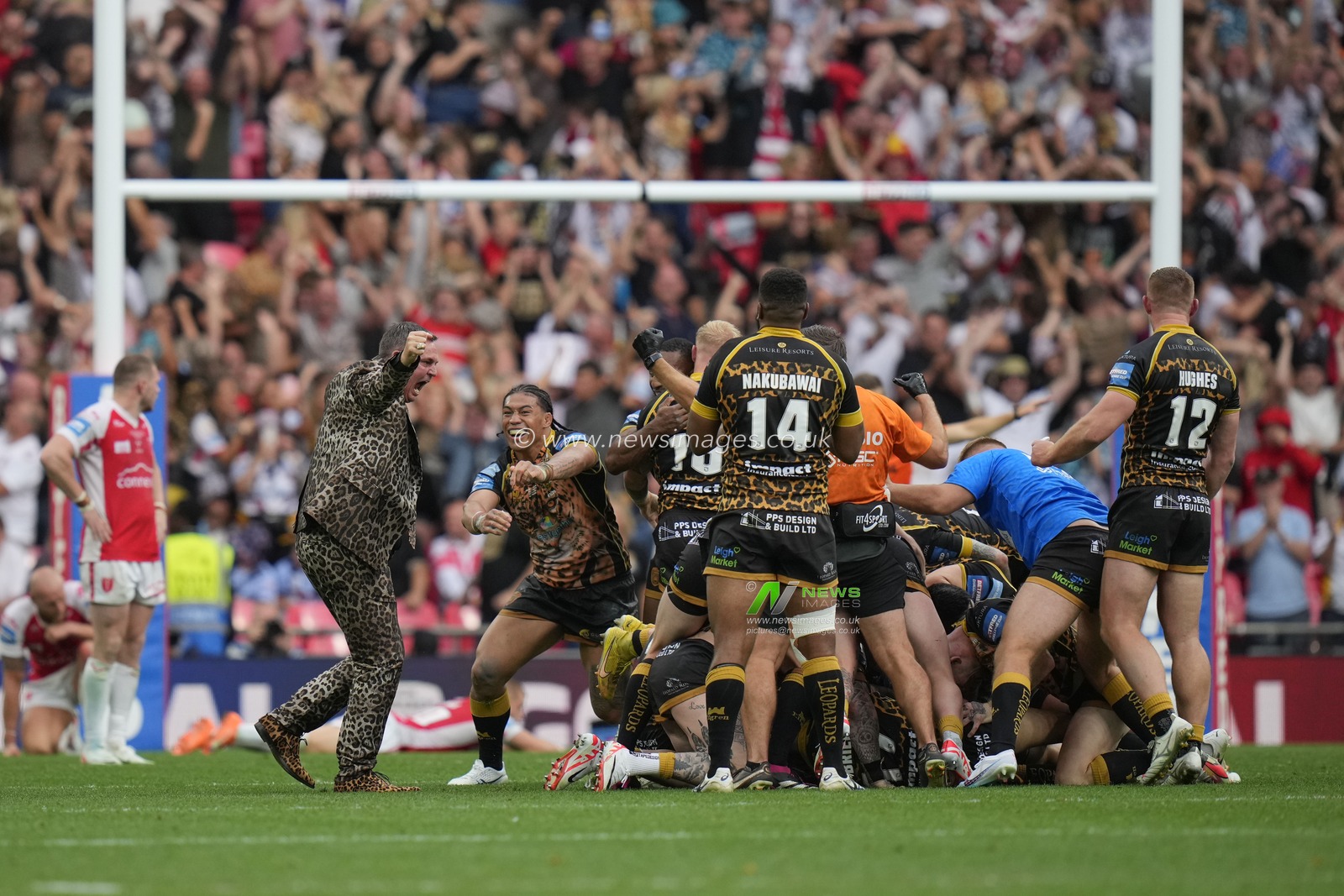 Leigh Leopards owner Derek Beaumont celebrate after Lachlan Lam #7 of  scores the golden point to win the Challenge Cup during the Betfred Challenge Cup match Hull KR vs Leigh Leopards at Wembley Stadium, London, United Kingdom, 12th August 2023

(Photo by Steve Flynn/News Images)