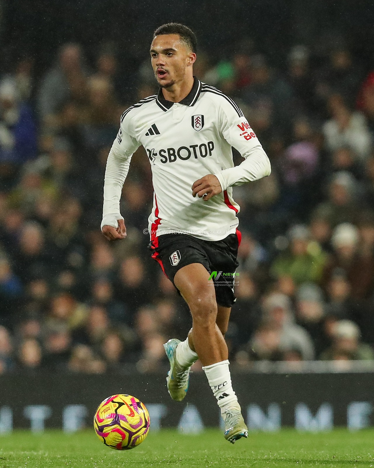 Antonee Robinson of Fulham runs with the ball during the Premier League match Fulham vs Wolverhampton Wanderers at Craven Cottage, London, United Kingdom, 23rd November 2024

(Photo by Izzy Poles/News Images)