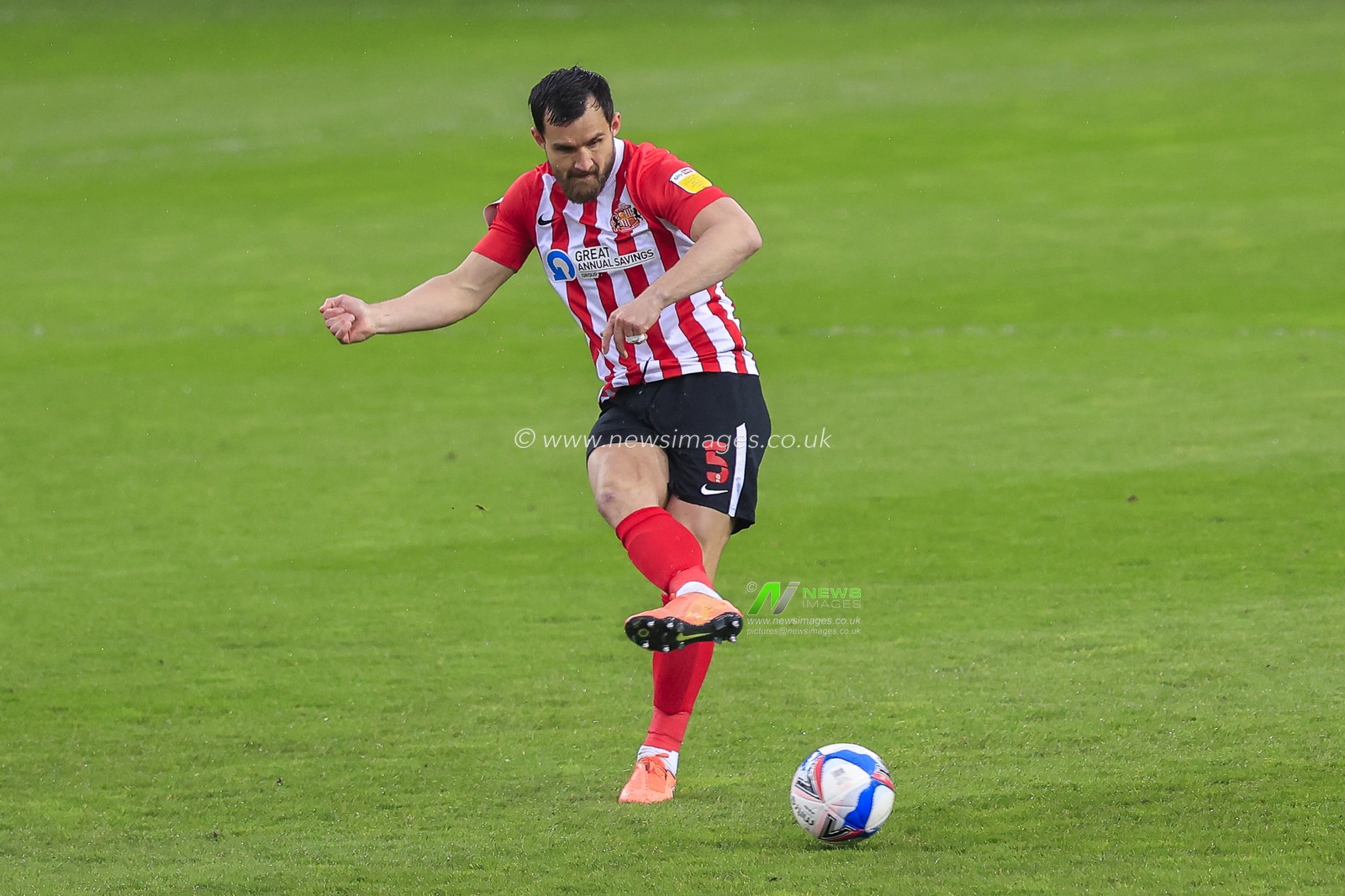 Bailey Wright #5 of Sunderland in possession of the ball
