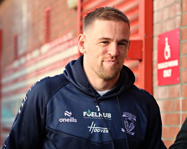 Matt Dufty of Warrington Wolves arrives before the Betfred Super League round 27 match Hull KR vs Warrington Wolves at Sewell Group Craven Park, Kingston upon Hull, United Kingdom, 18th September 2025

(Photo by Sam Eaden/News Images)