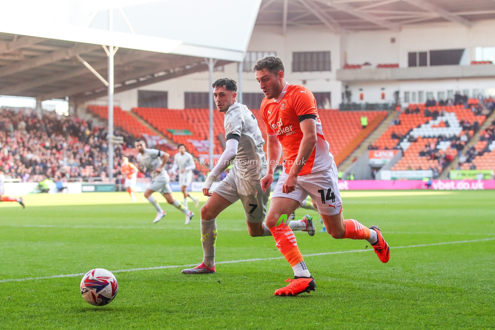 Elliot Embleton of Blackpool goes forward with the ball during the Sky Bet League 1 match Blackpool vs Barnsley at Bloomfield Road, Blackpool, United Kingdom, 19th October 2024

(Photo by Gareth Evans/News Images)