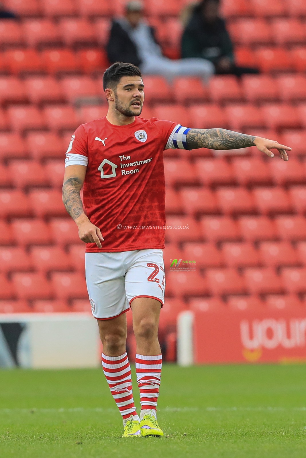 19th October 2019, Oakwell, Barnsley, England; Sky Bet Championship, Barnsley v Swansea City : Alex Mowatt (27) of Barnsley gives his team instructions 

Credit: Mark Cosgrove/News Images