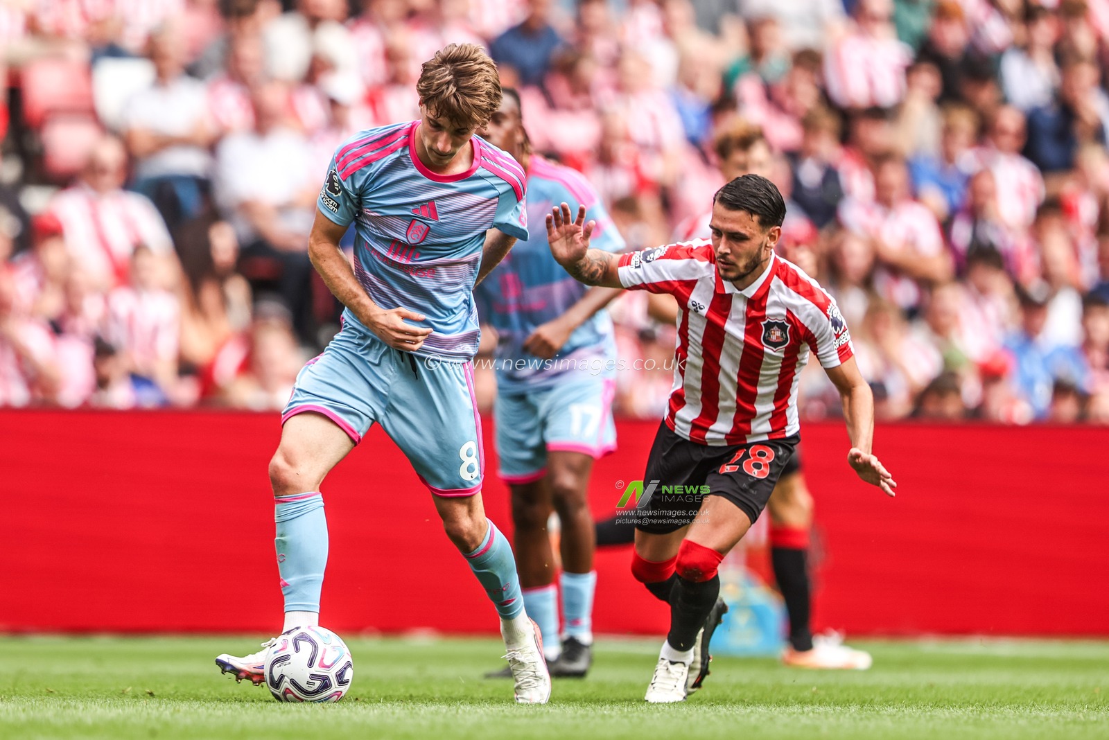Cesar Palacios of Fulham holds off Enzo Le Fee of Sunderland during the Premier League match Sunderland vs Fulham at Stadium Of Light, Sunderland, United Kingdom on 30 August 2026

(Photo by Alfie Cosgrove/News Images)