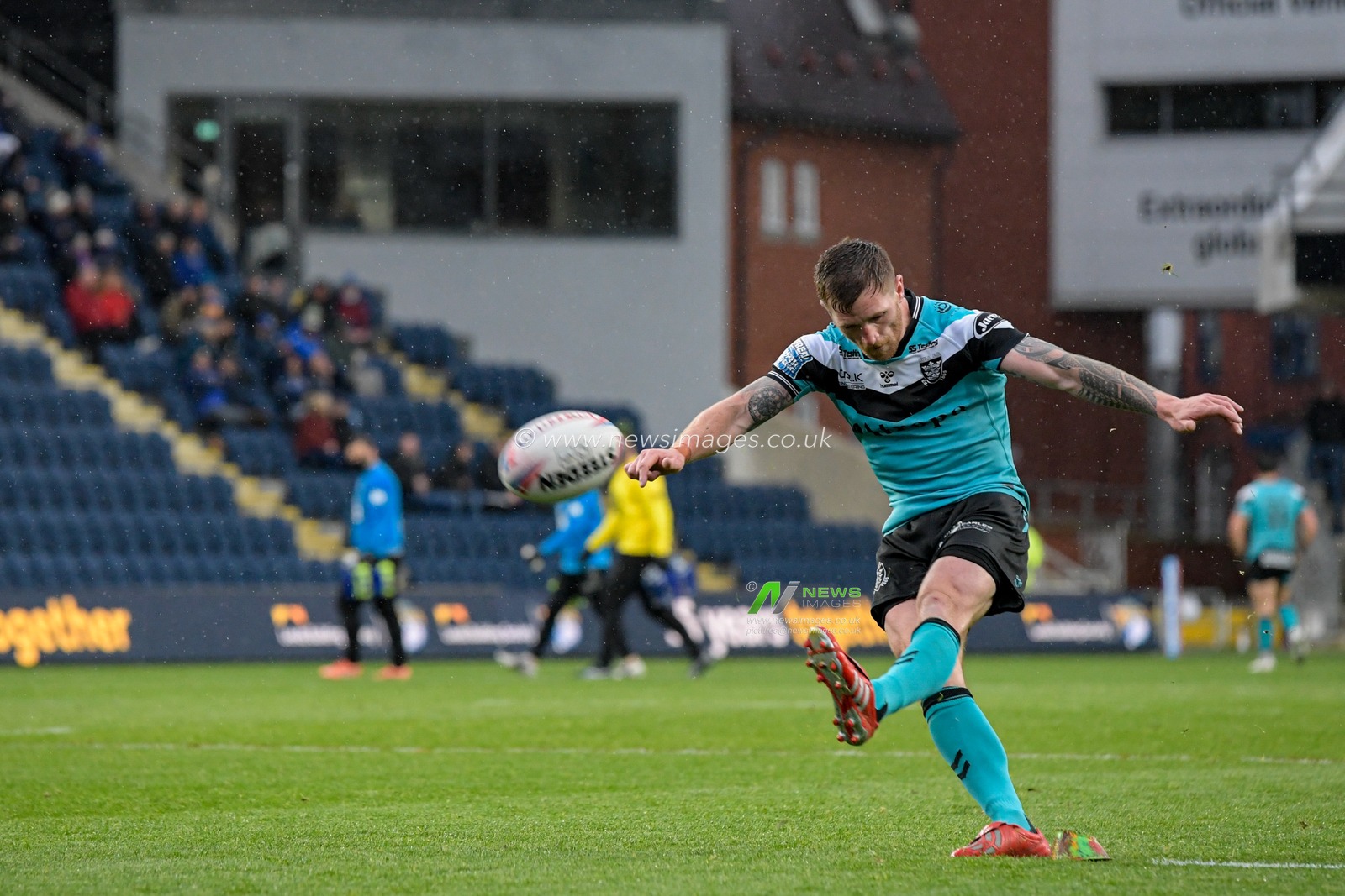 Marc Sneyd (7) of Hull FC successfully kicks a conversion to make it 8-12