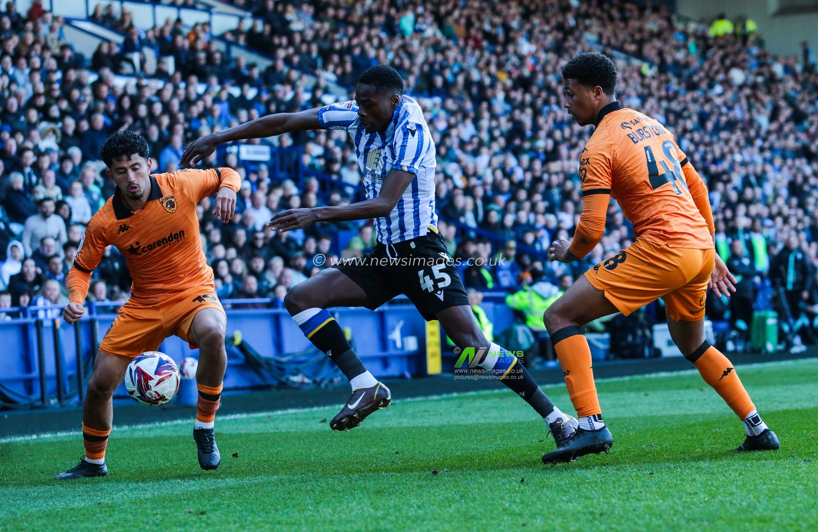 Steven Alzate of Hull City and Anthony Musaba of Sheffield Wednesday battle for the ball during the Sky Bet Championship match Sheffield Wednesday vs Hull City at Hillsborough, Sheffield, United Kingdom, 5th April 2025

(Photo by Richard Bierton/News Images)